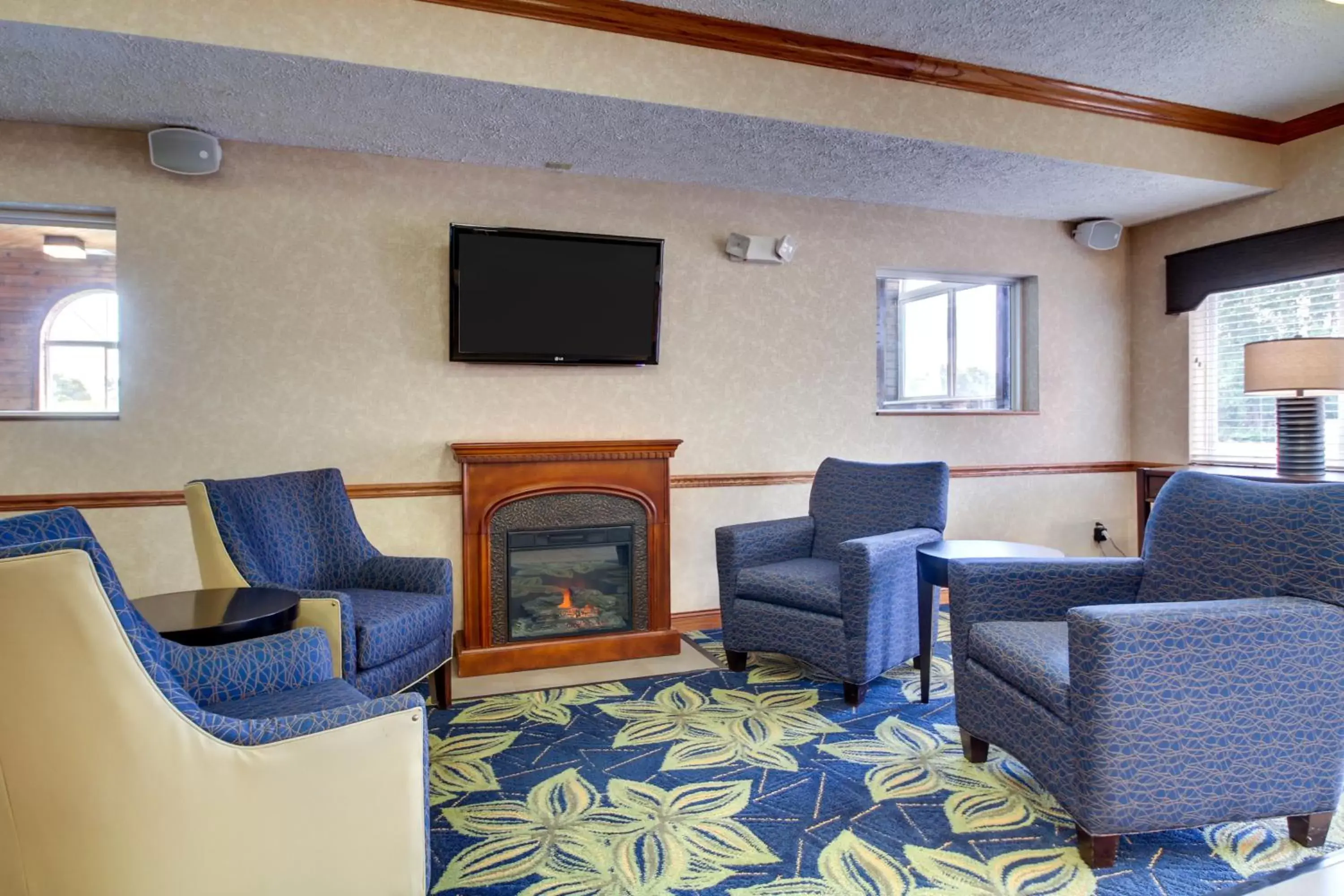 Communal lounge/ TV room, Seating Area in Baymont by Wyndham Galesburg
