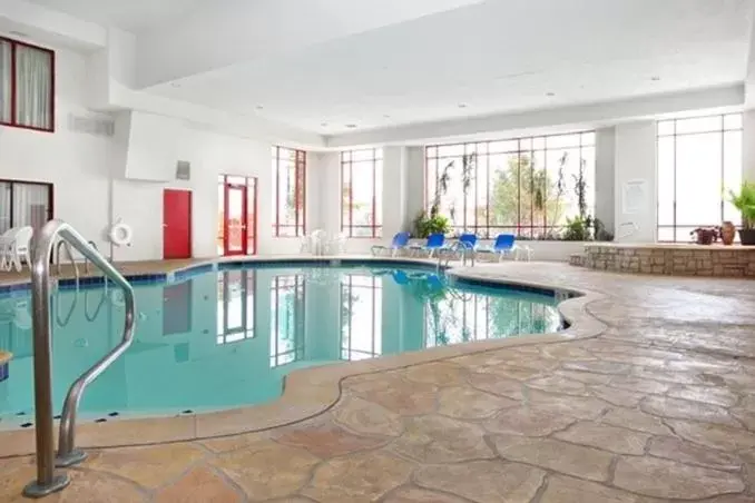 Swimming Pool in Holiday Inn Express & Suites - Olathe North, an IHG Hotel