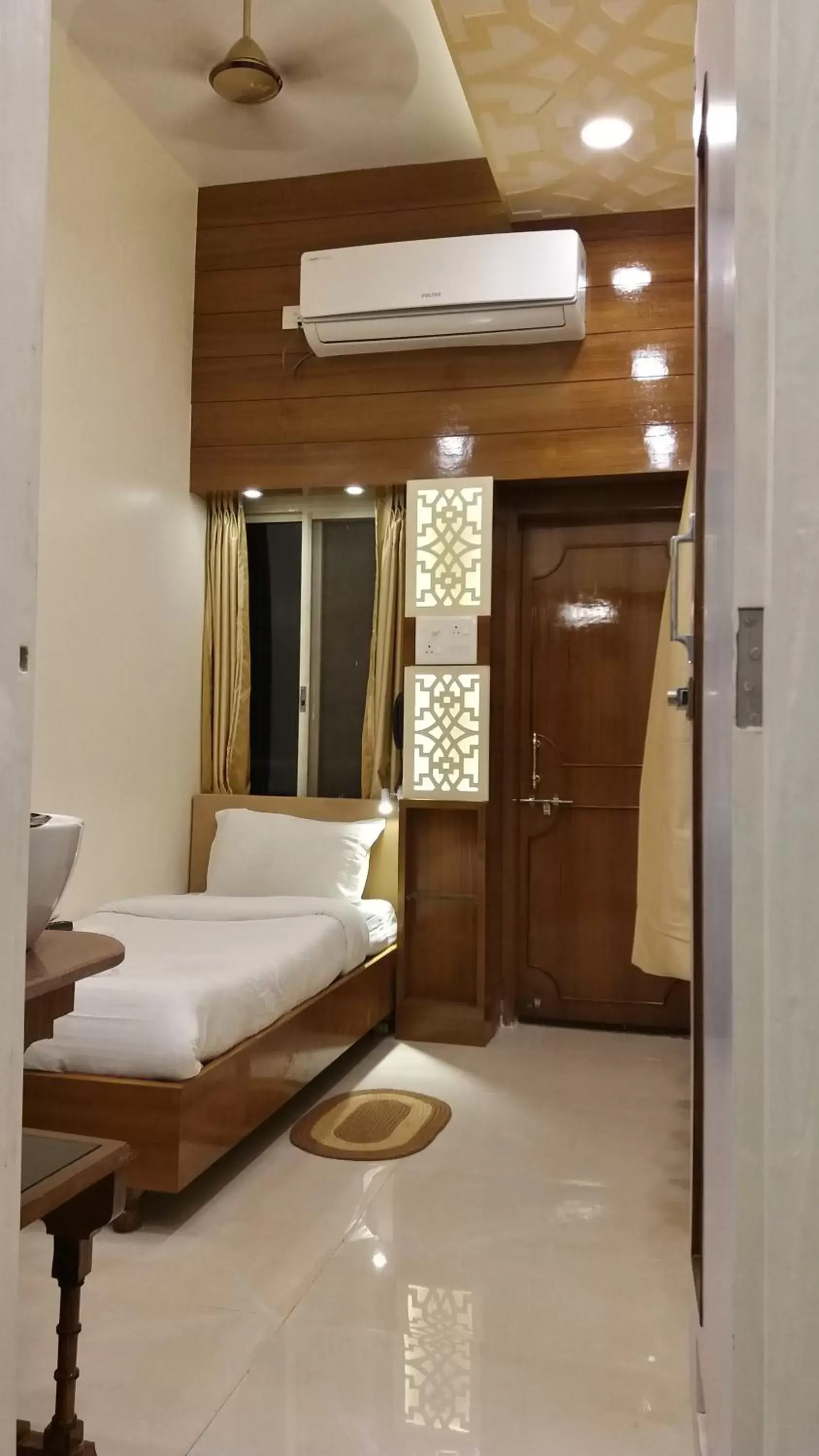 Bed, Bathroom in Hotel Temple On Ganges