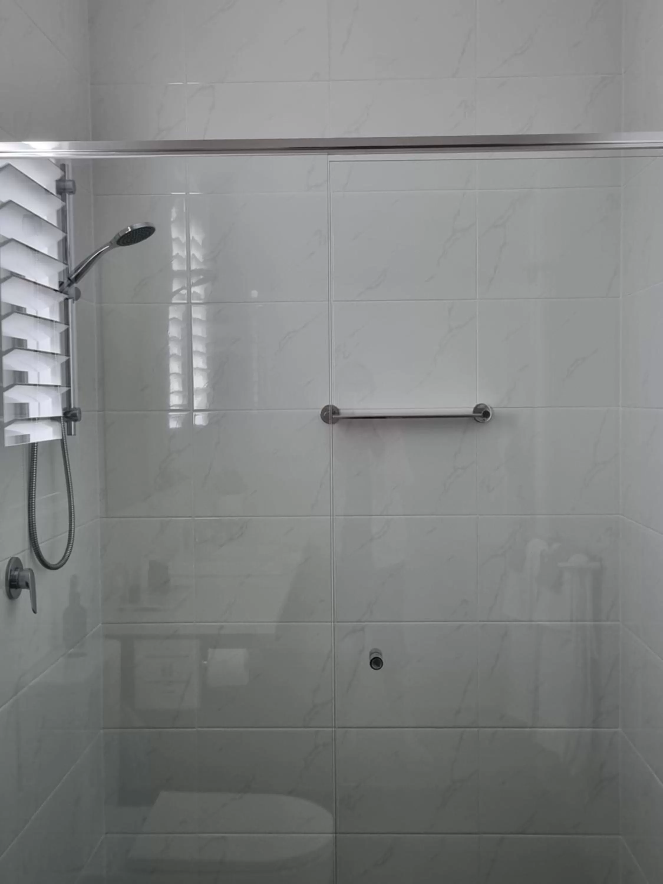 Shower, Bathroom in Hampton on Washington - FREE Wifi and Netflix