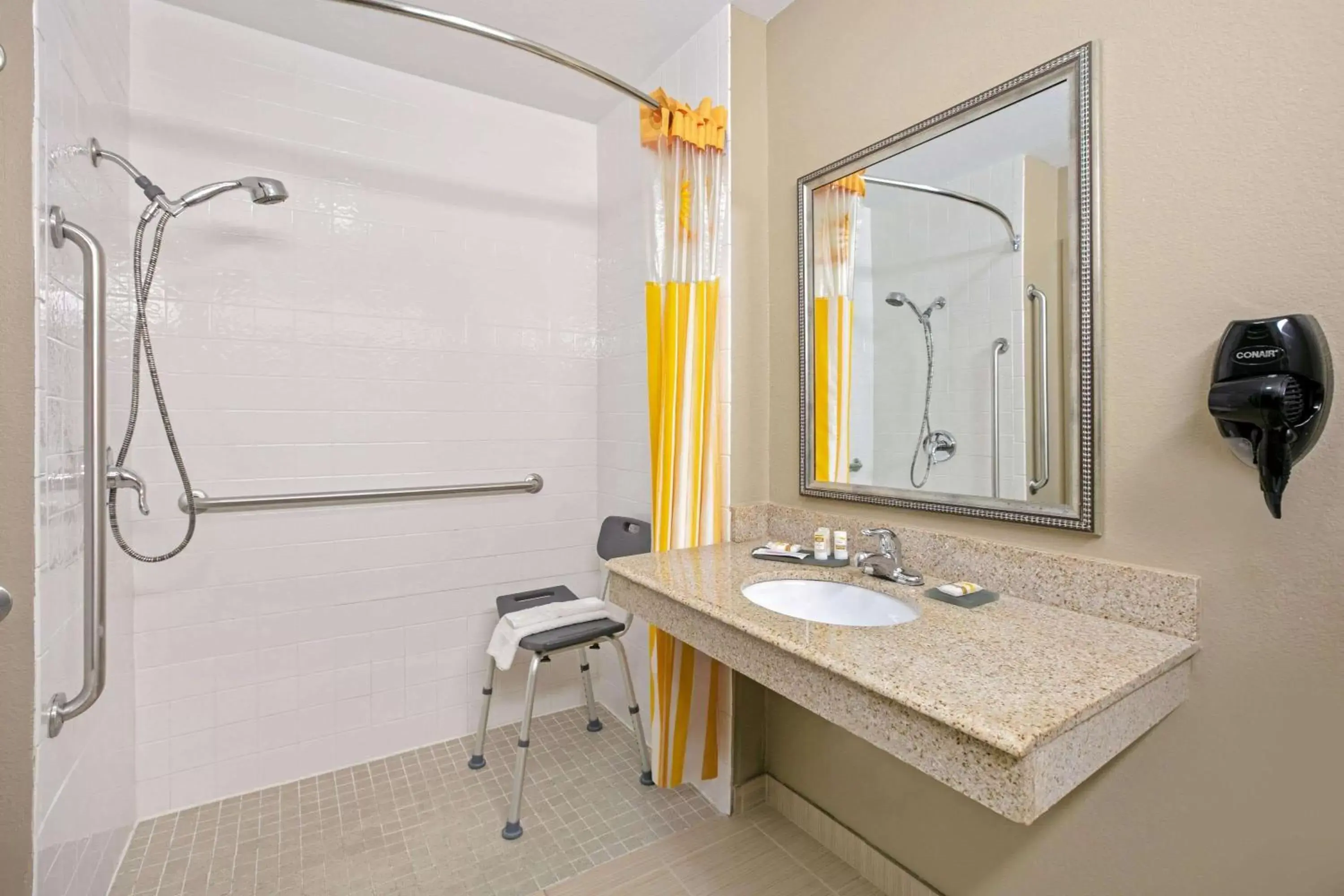 Bathroom in La Quinta Inn and Suites by Wyndham Paris