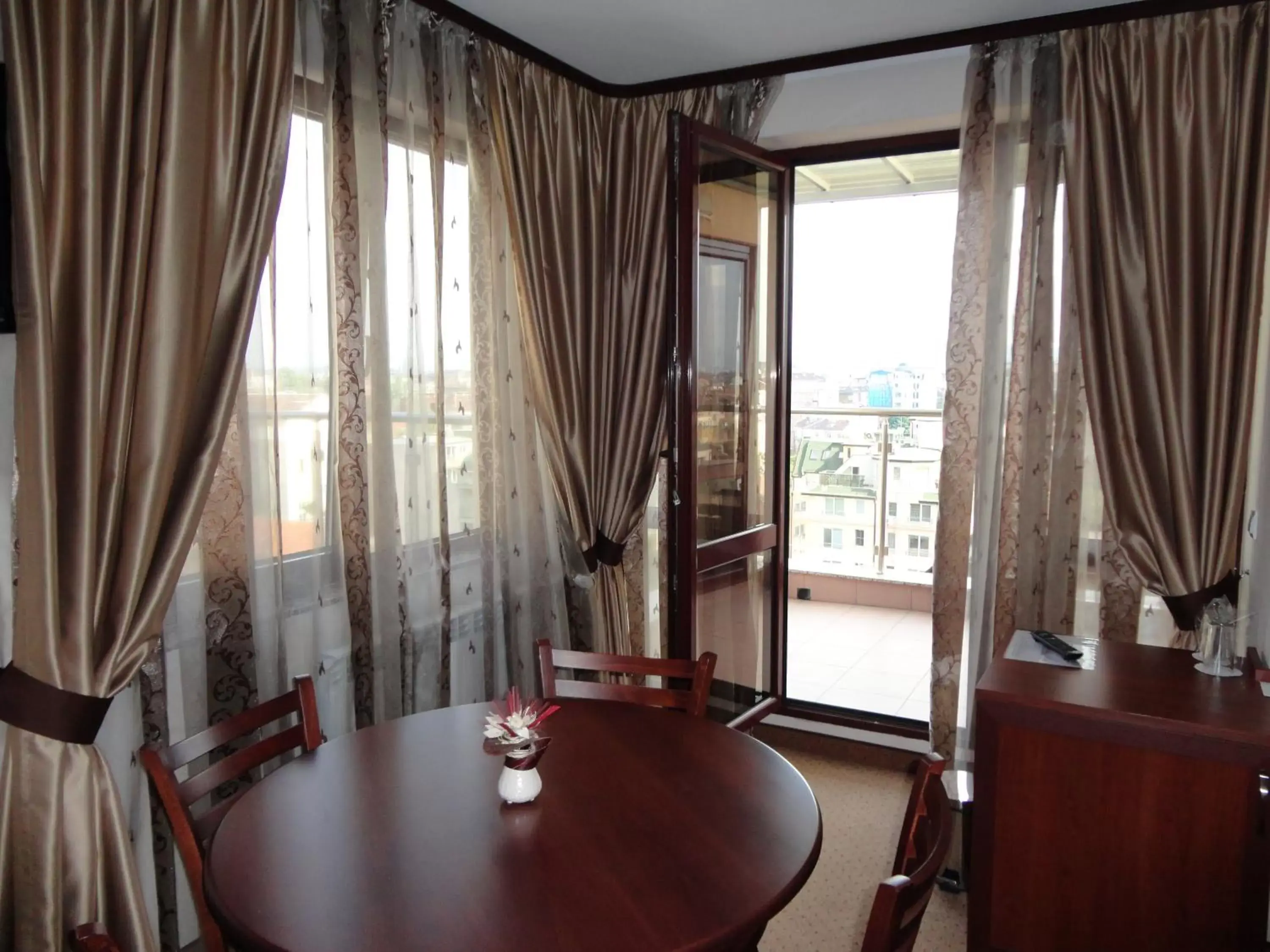 Coffee/tea facilities, Dining Area in Favorit Hotel