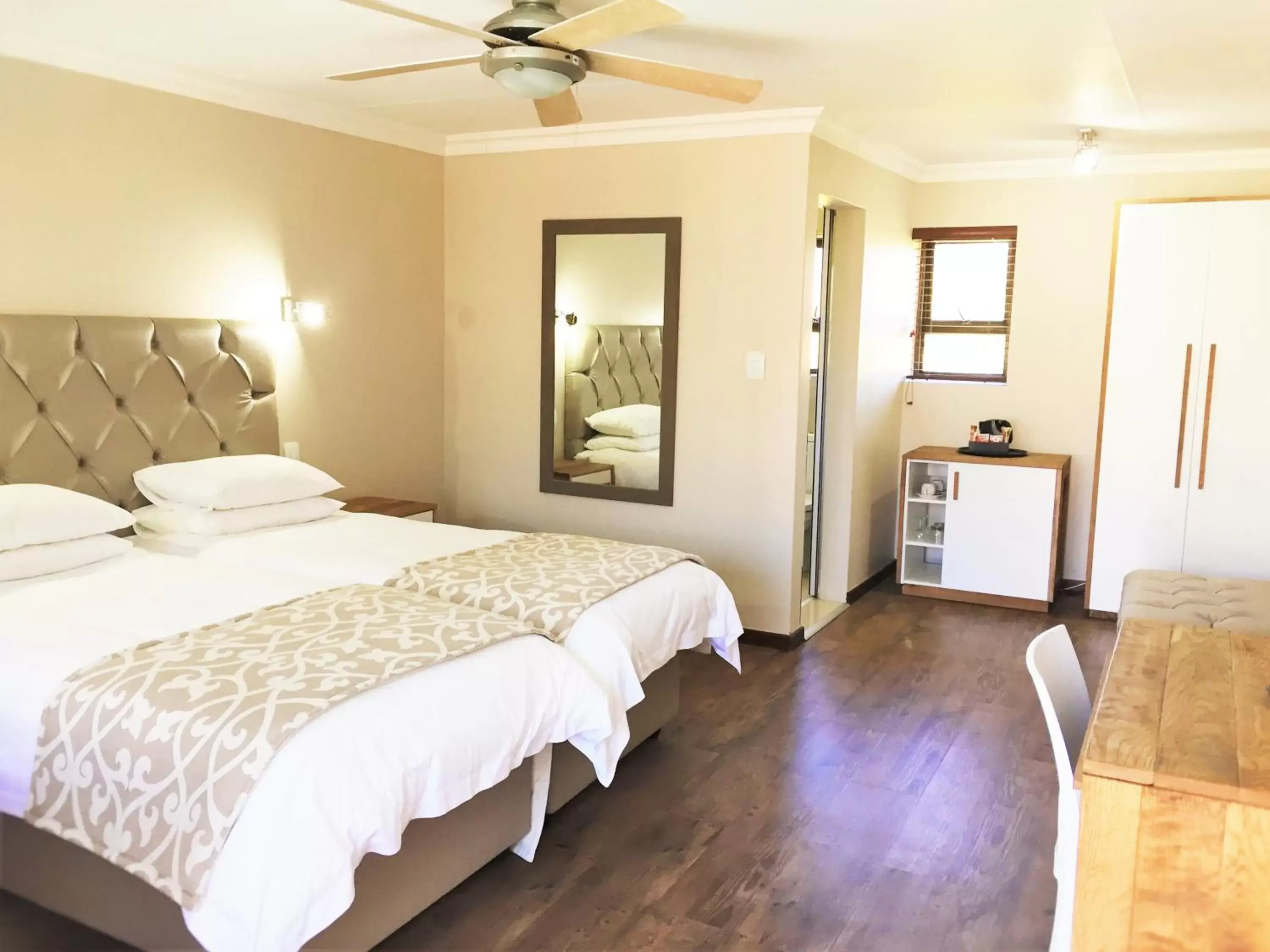 Courtyard Room Twin Beds in Loerie Guest Lodge Courtyard Room Twin Beds in Loerie Guest Lodge