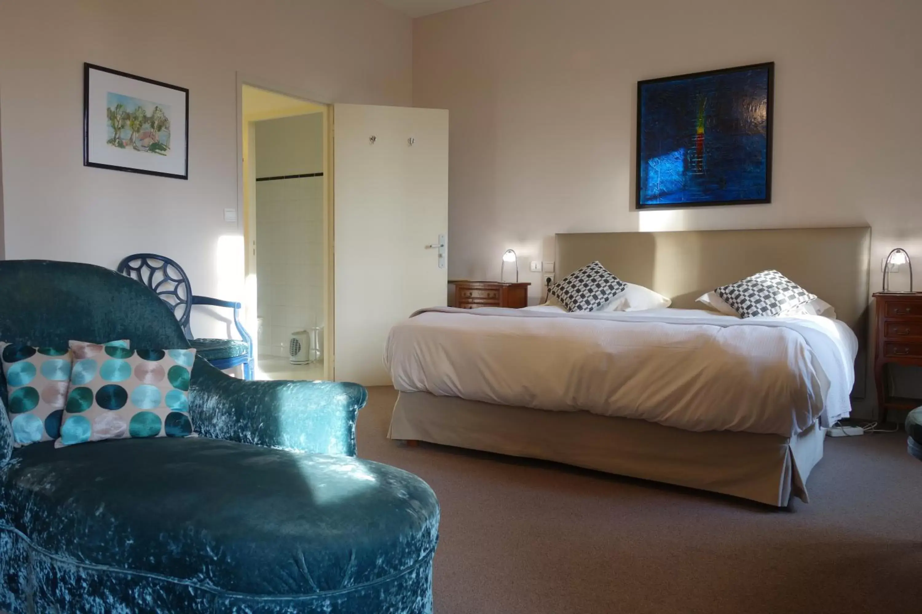 Bathroom, Bed in Domaine de Rasigous