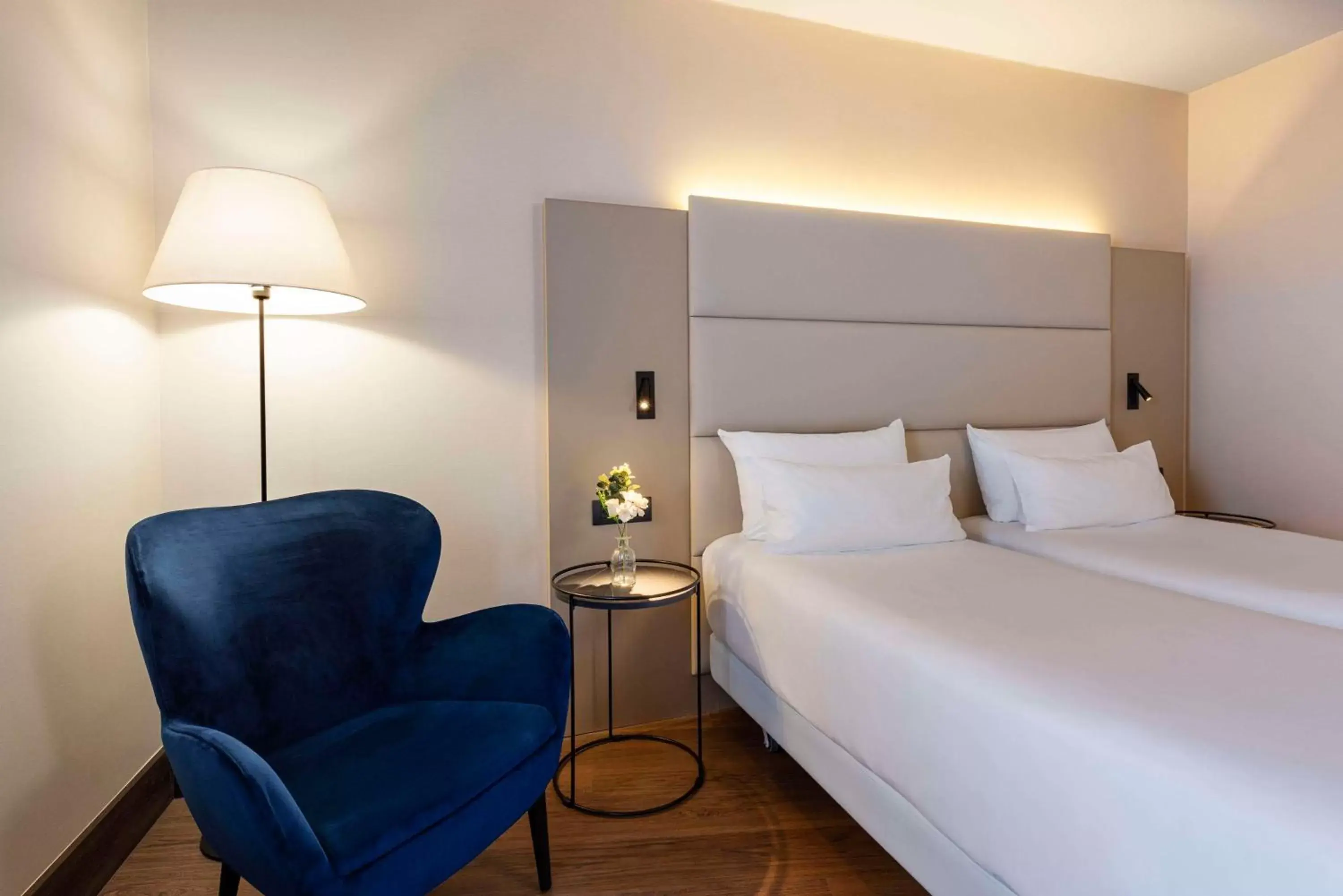 Bedroom, Bed in NH Geneva Airport Hotel