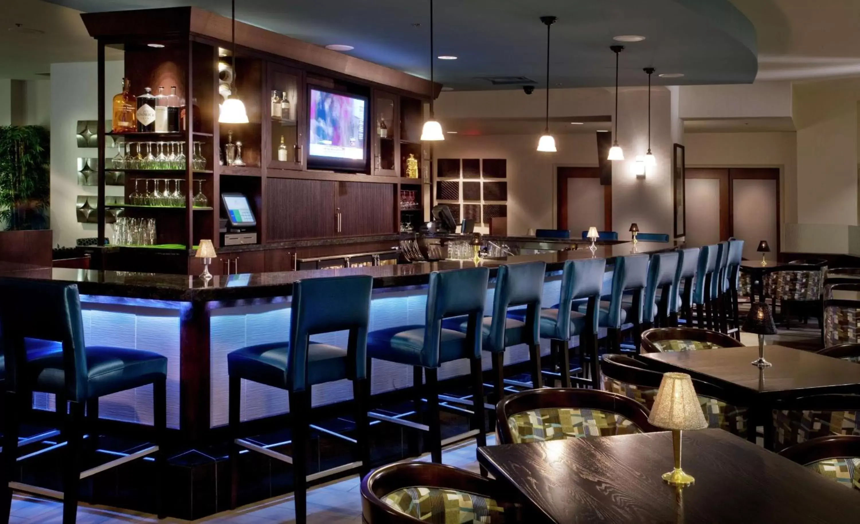 Lounge or bar in DoubleTree by Hilton Chicago O'Hare Airport-Rosemont