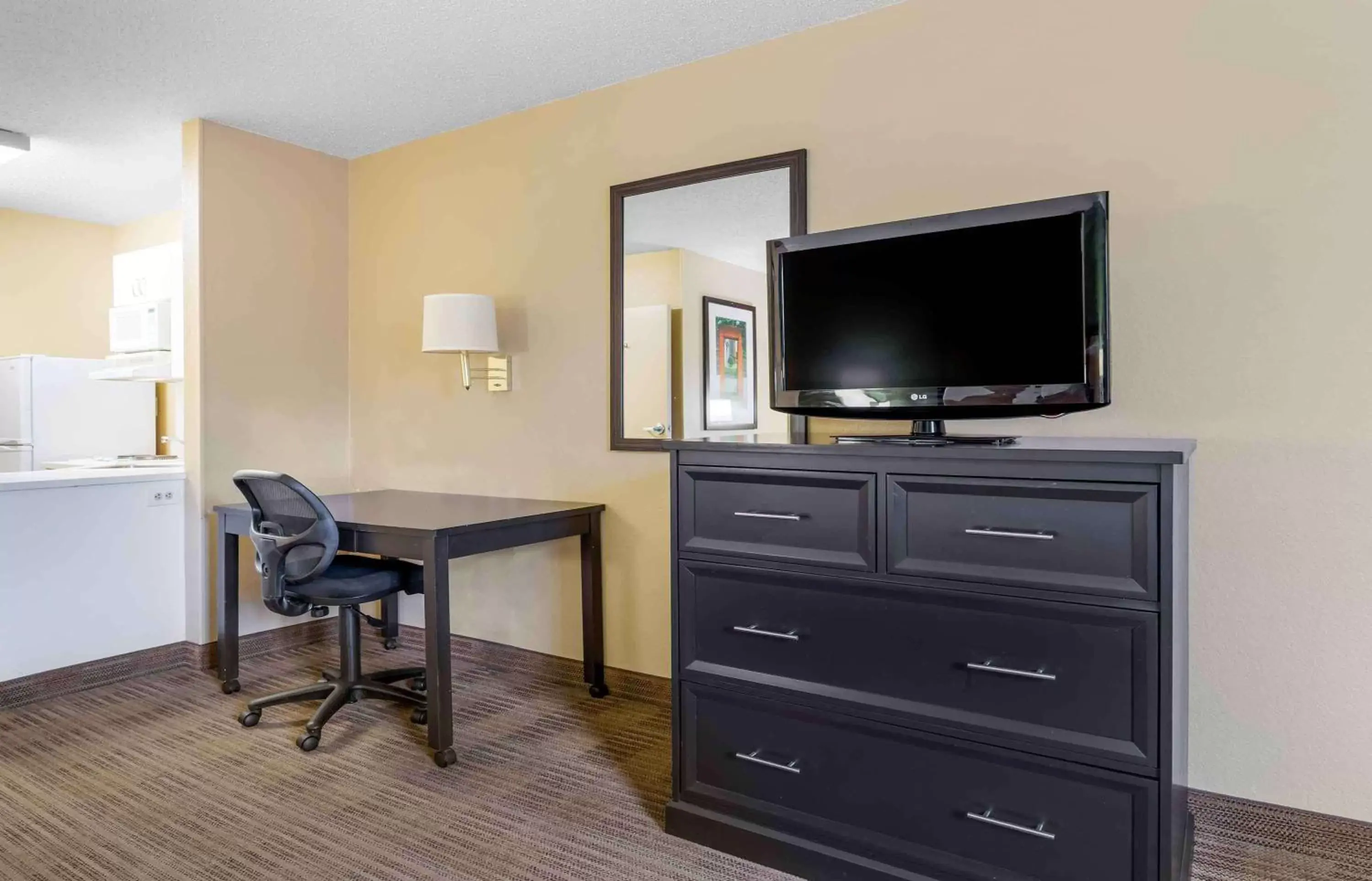 Bedroom, TV/Entertainment Center in Extended Stay America Suites - Houston - Galleria - Westheimer