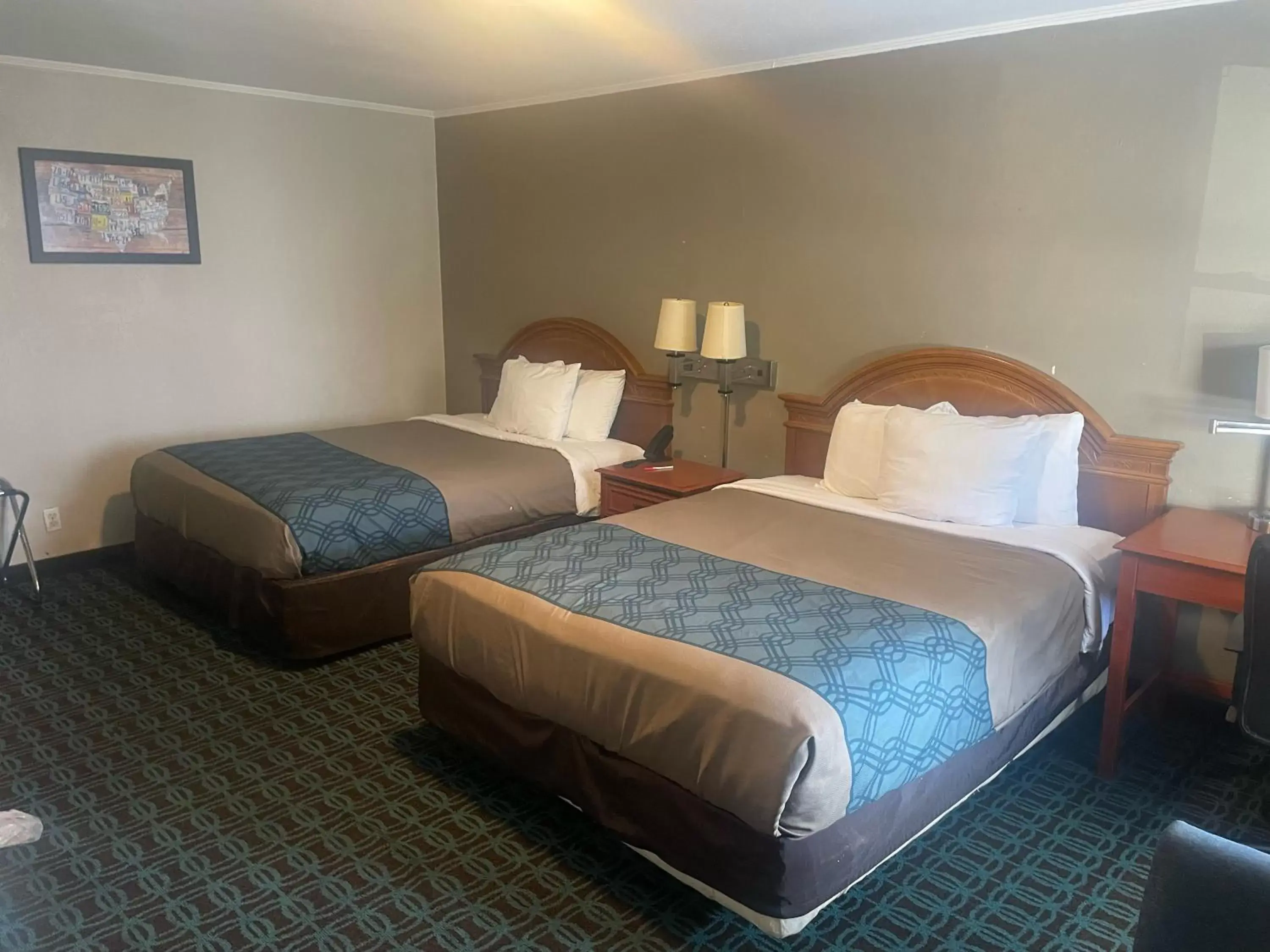Bed in Econo Lodge Mechanicsburg