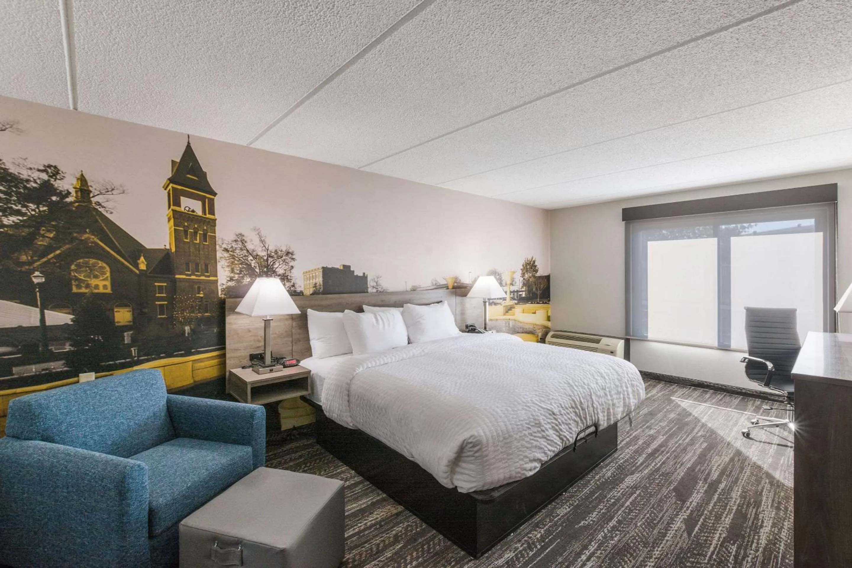 Photo of the whole room in Clarion Pointe Near University