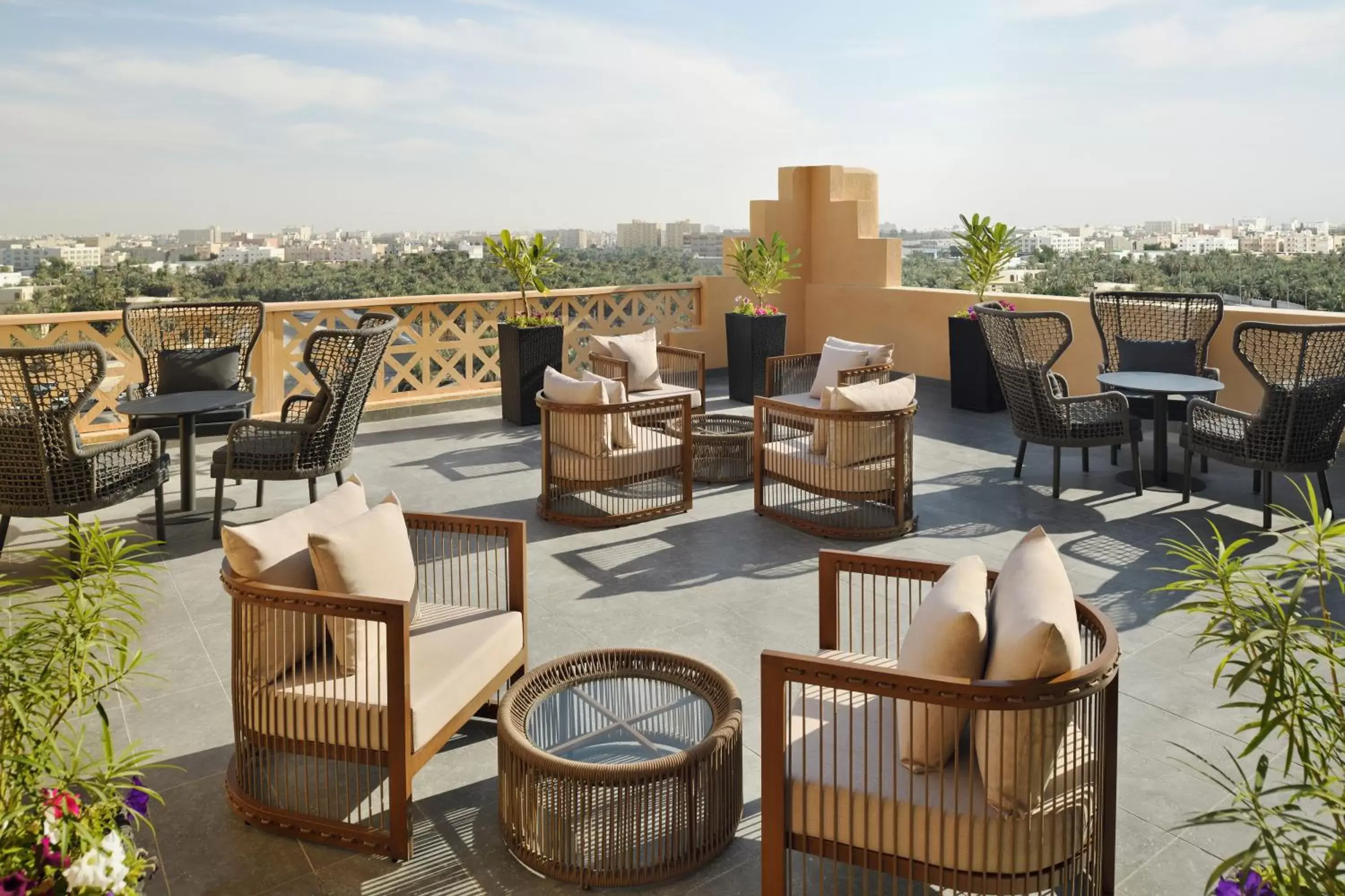 Lounge or bar, Restaurant/Places to Eat in Al Ahsa InterContinental, an IHG Hotel