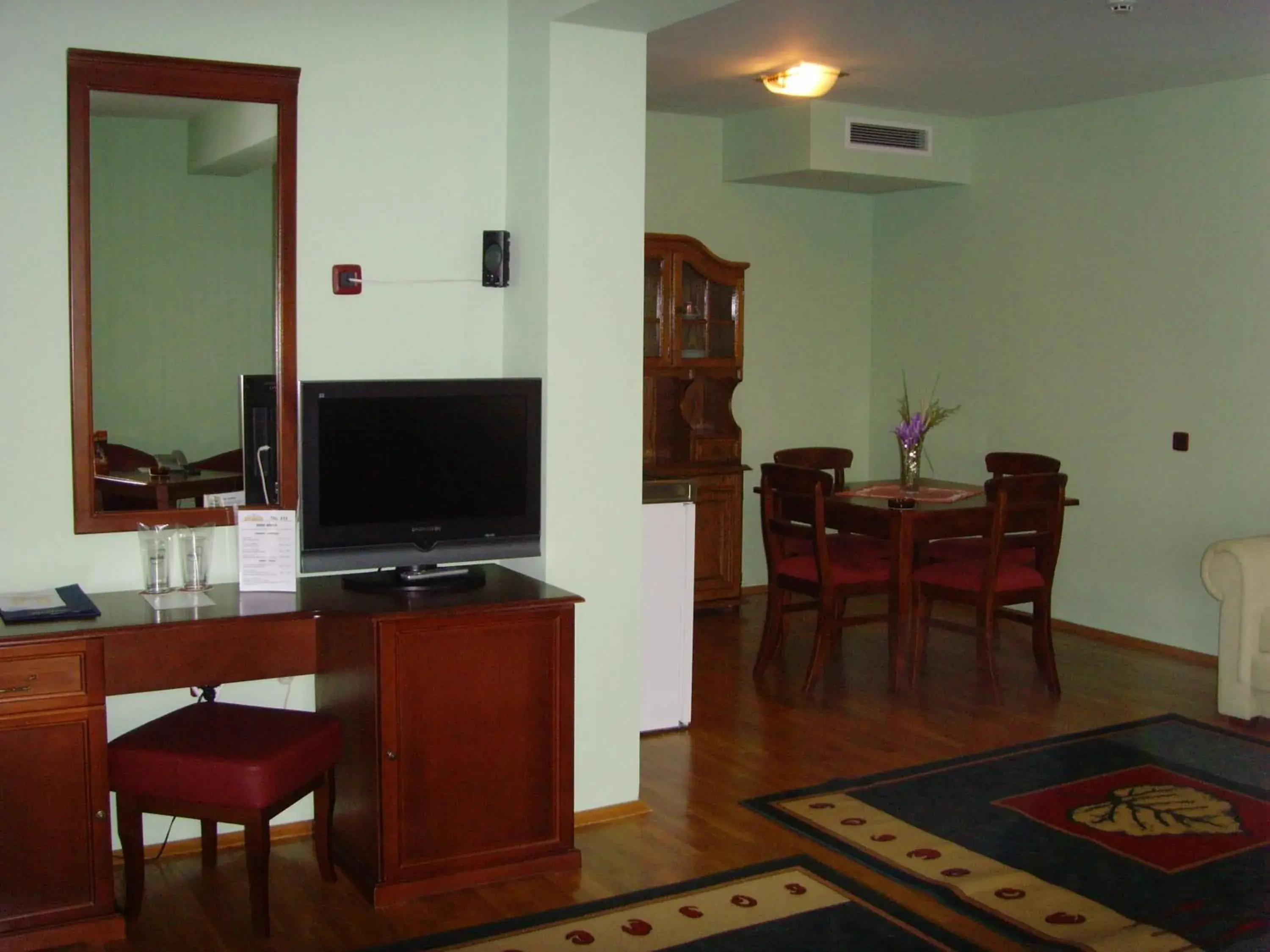 Dining area, TV/Entertainment Center in Meridian Hotel Bolyarski