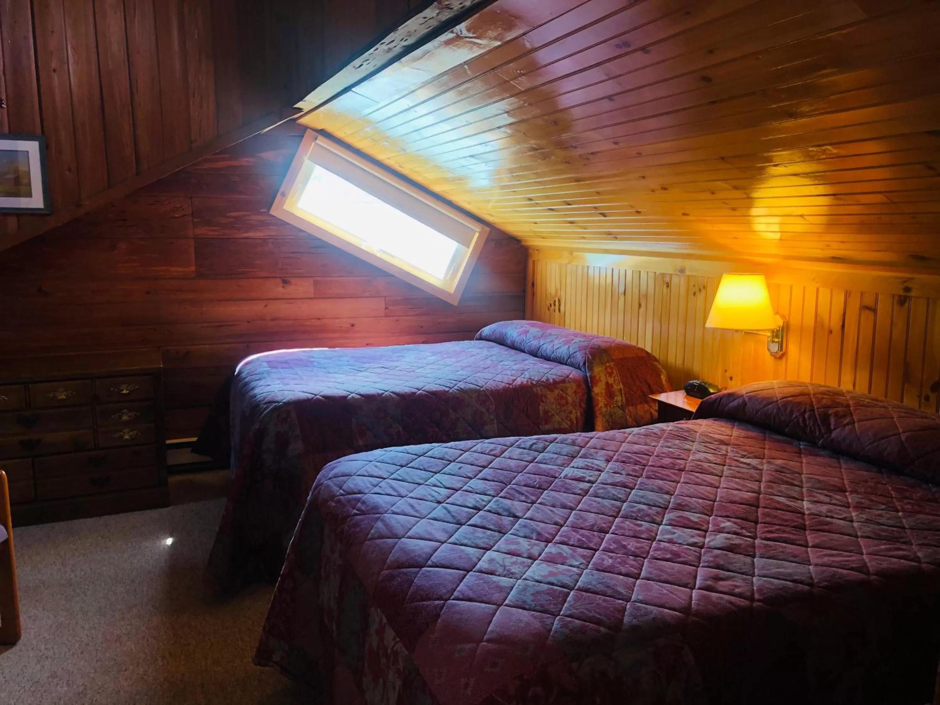 Photo of the whole room, Bed in Gray Ghost Inn