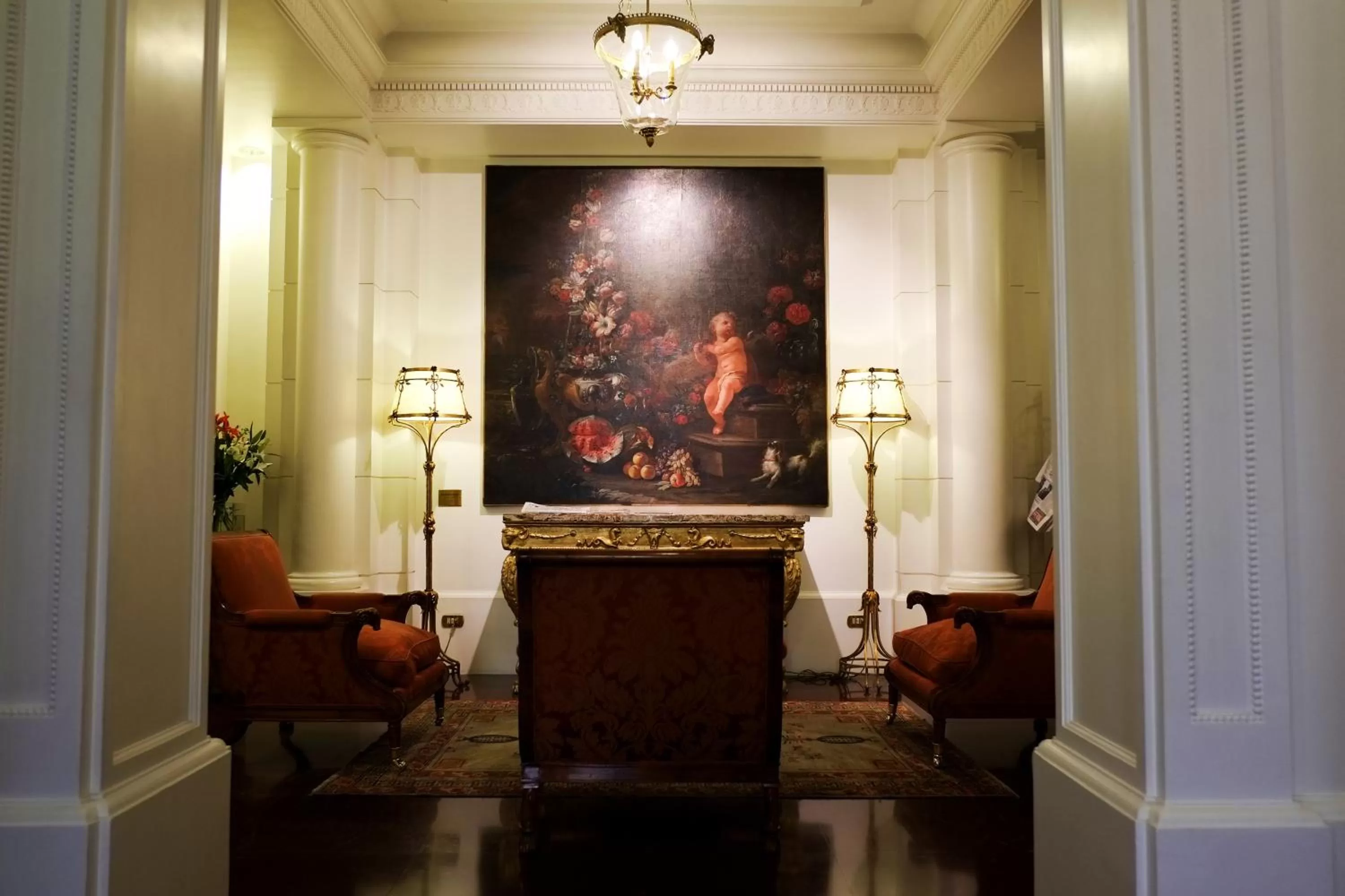 Communal lounge/ TV room in Hotel Albani Firenze