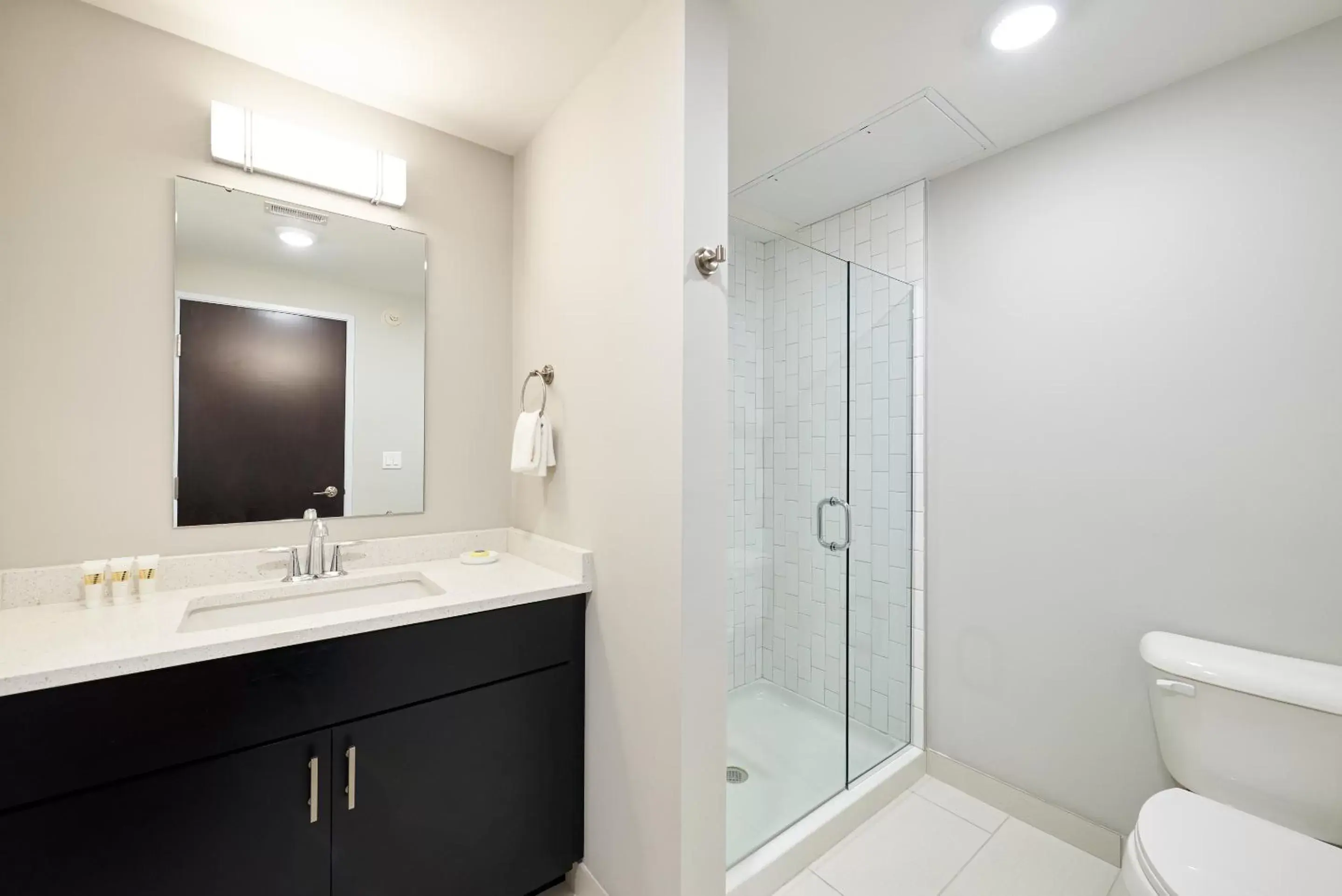 Living room, Bathroom in Sonder The Randolph