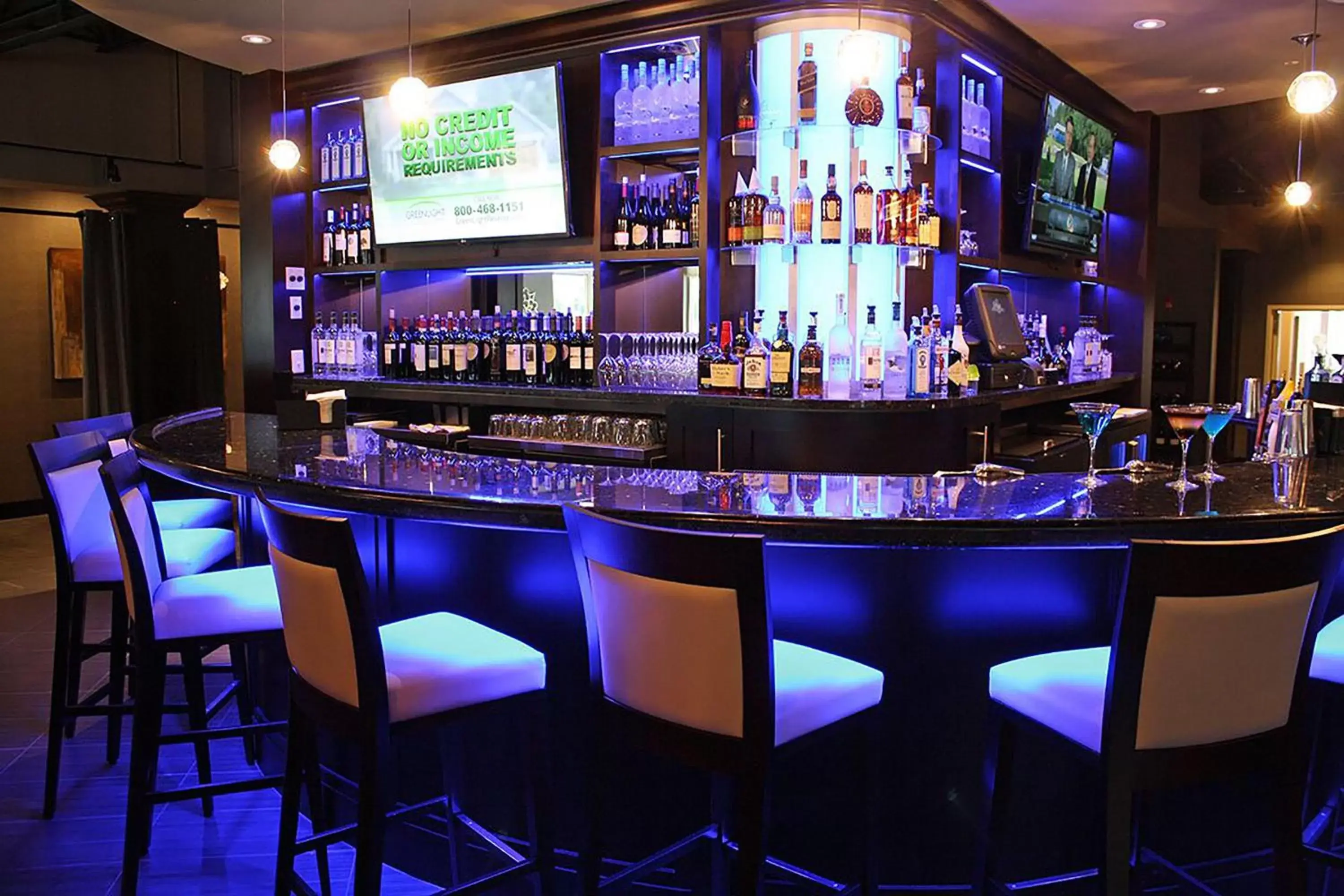 Lounge or bar, Lounge/Bar in Holiday Inn and Suites East Peoria, an IHG Hotel