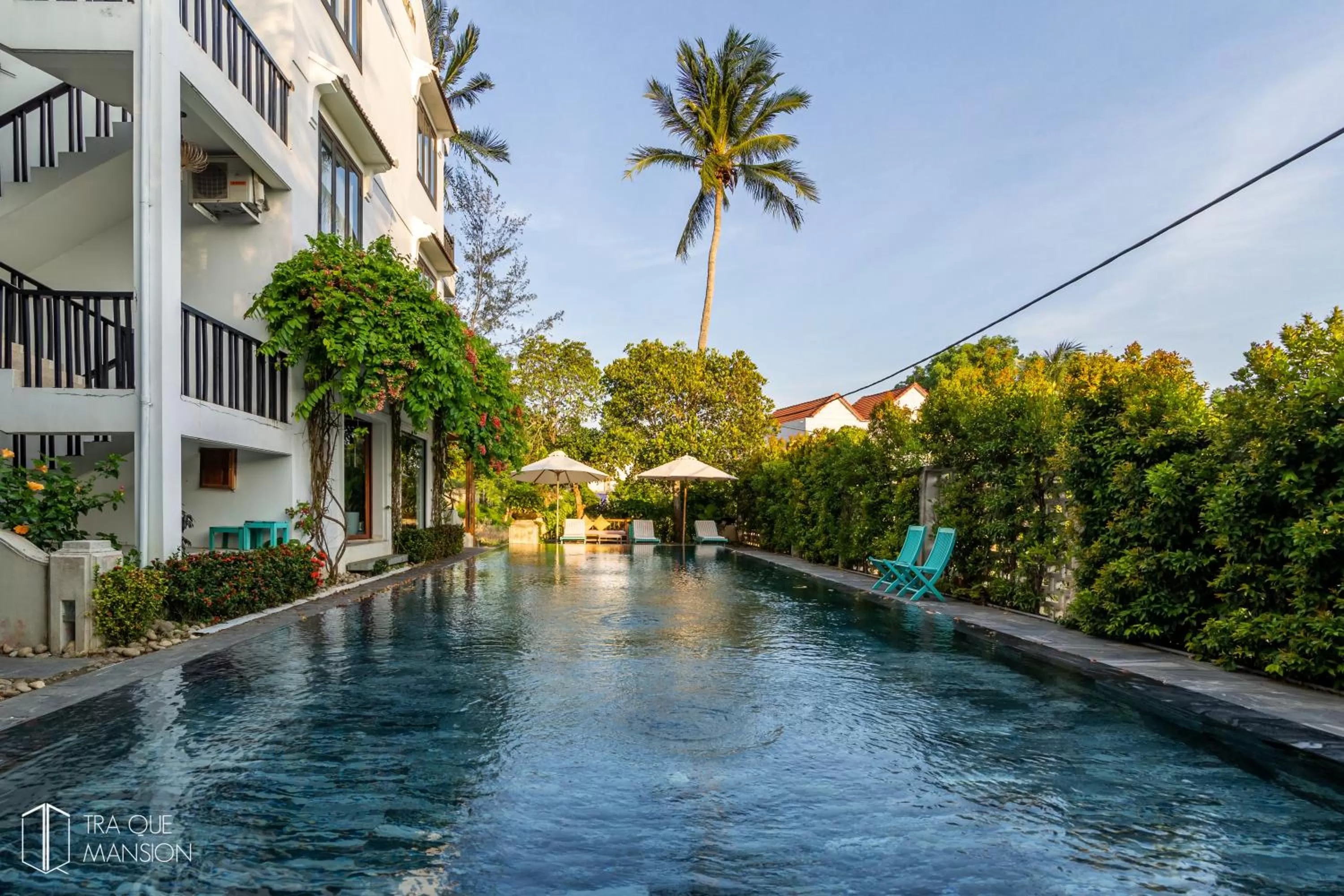 Swimming pool in Tra Que Mansion