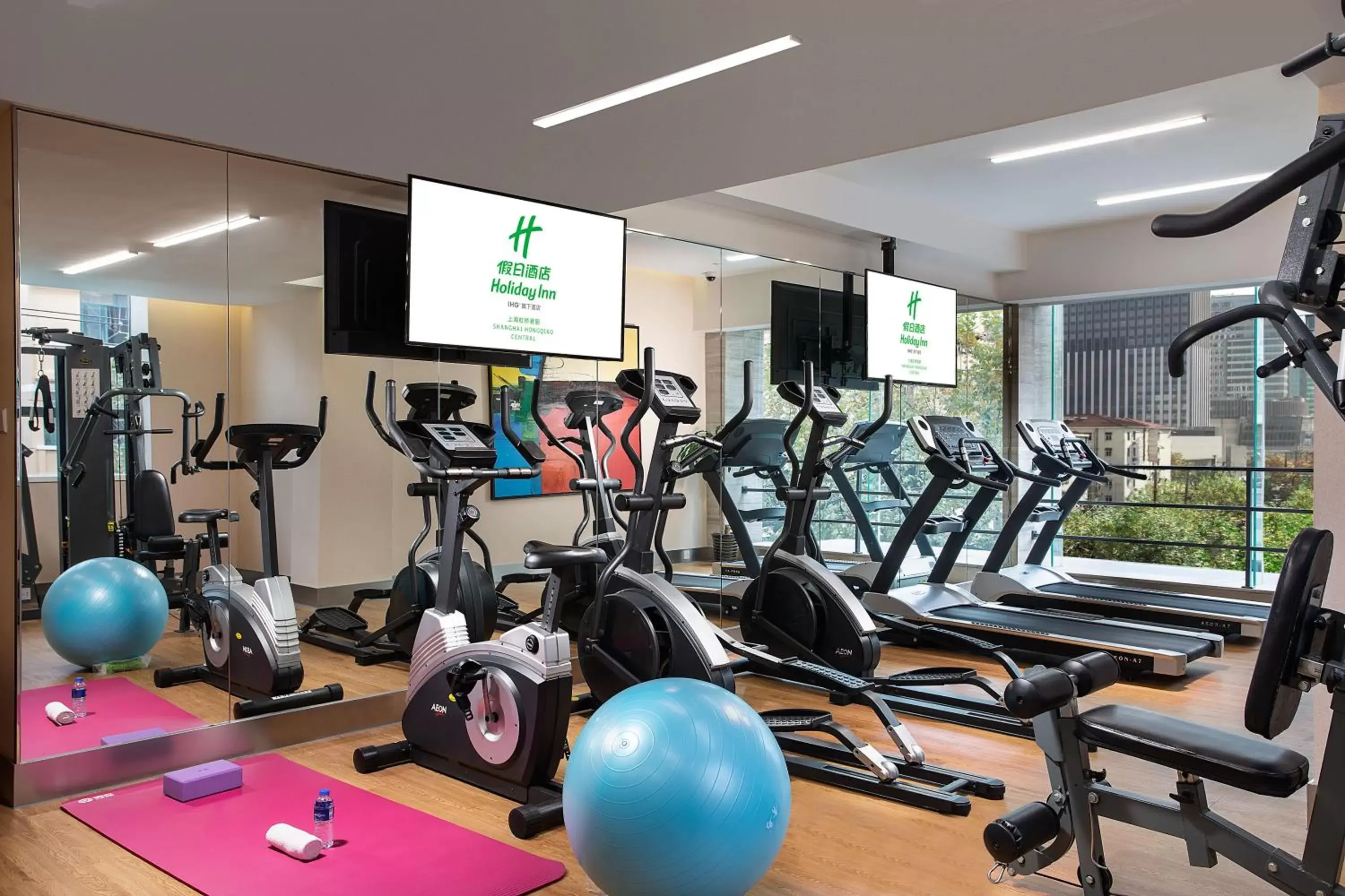 Fitness centre/facilities in Holiday Inn Shanghai Hongqiao Central, an IHG Hotel Fitness centre/facilities in Holiday Inn Shanghai Hongqiao Central, an IHG Hotel