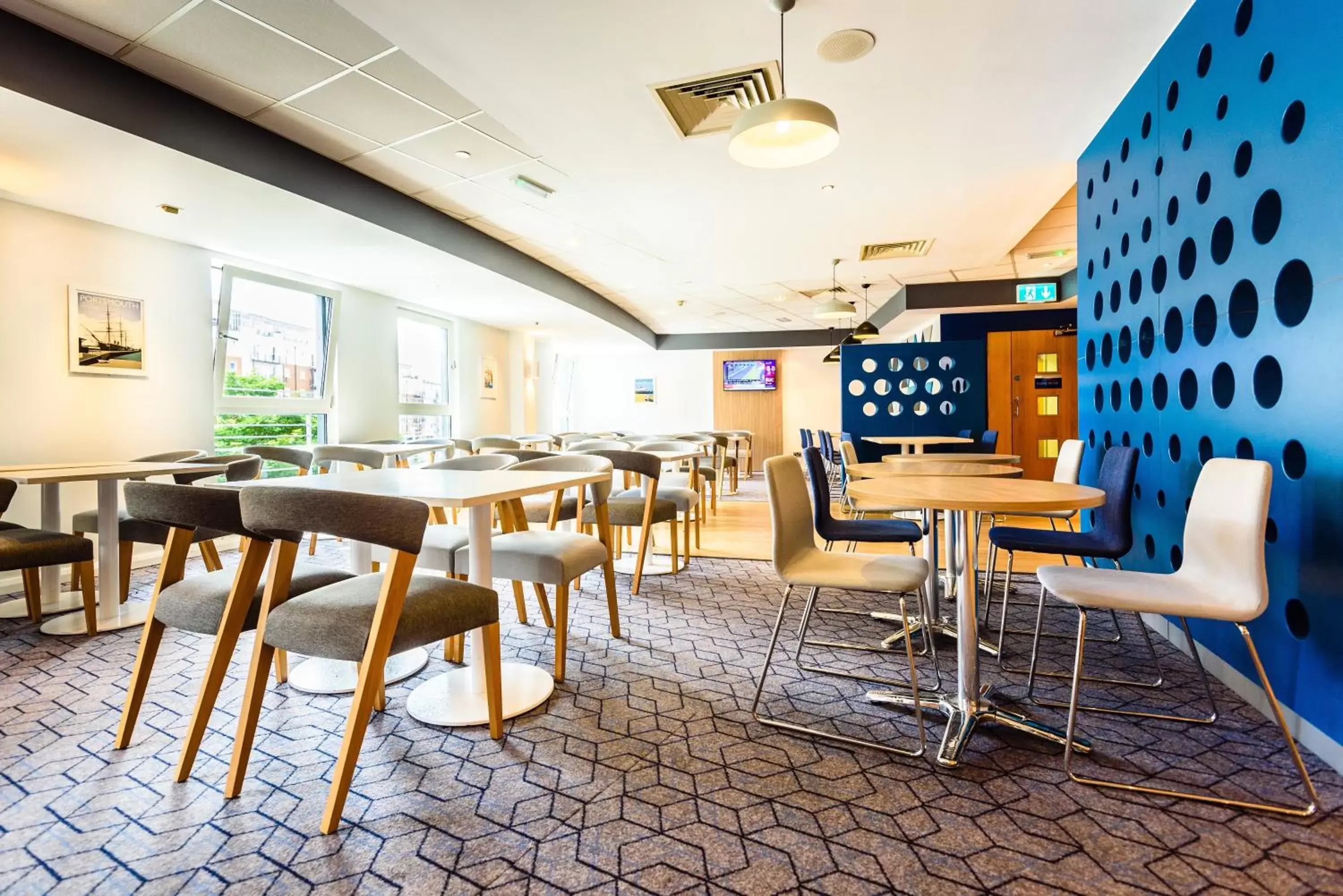 Lounge or bar, Restaurant/Places to Eat in Holiday Inn Express Portsmouth Gunwharf Quays, an IHG Hotel
