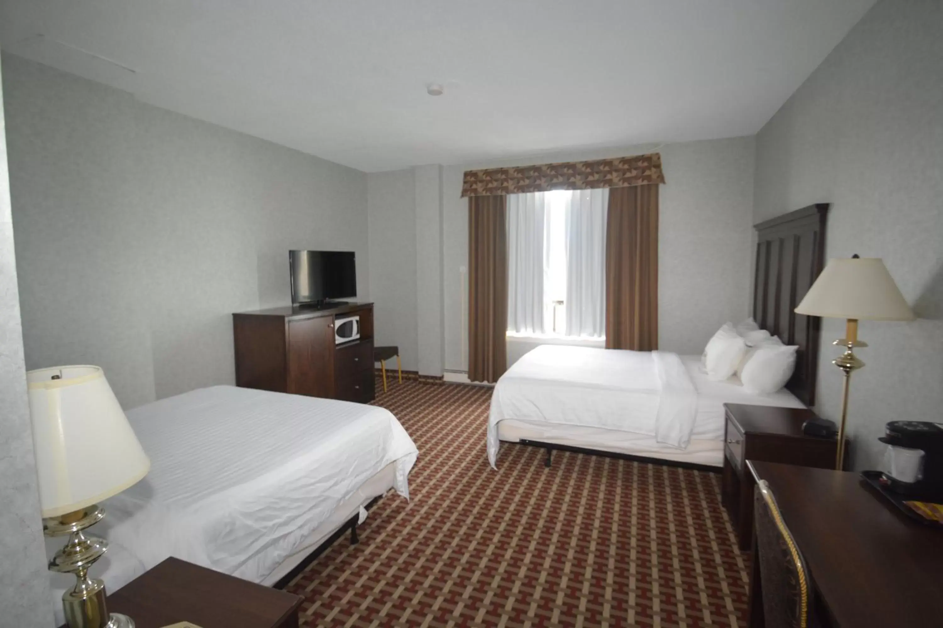 Bed in Prince Arthur Waterfront Hotel & Suites