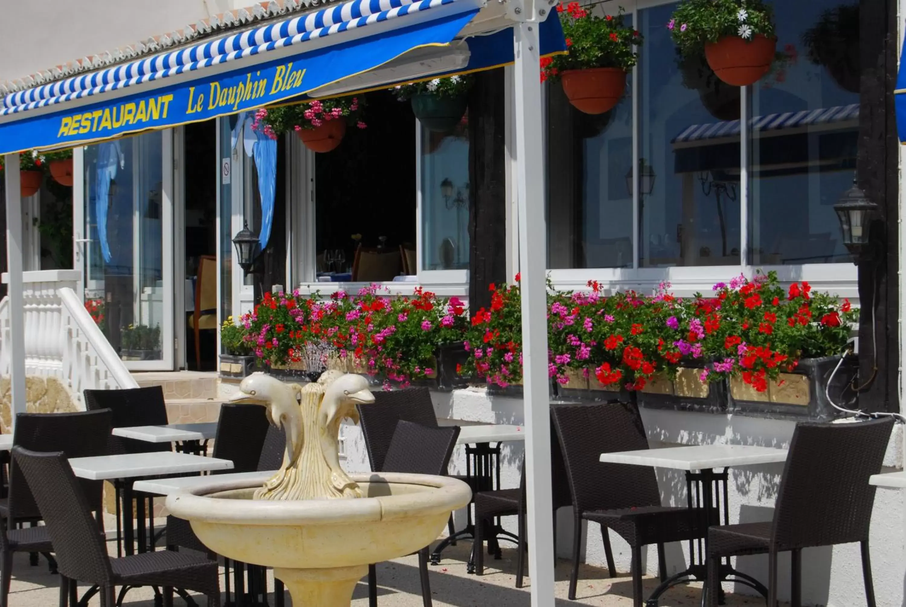 Restaurant/Places to Eat in Le Dauphin Bleu