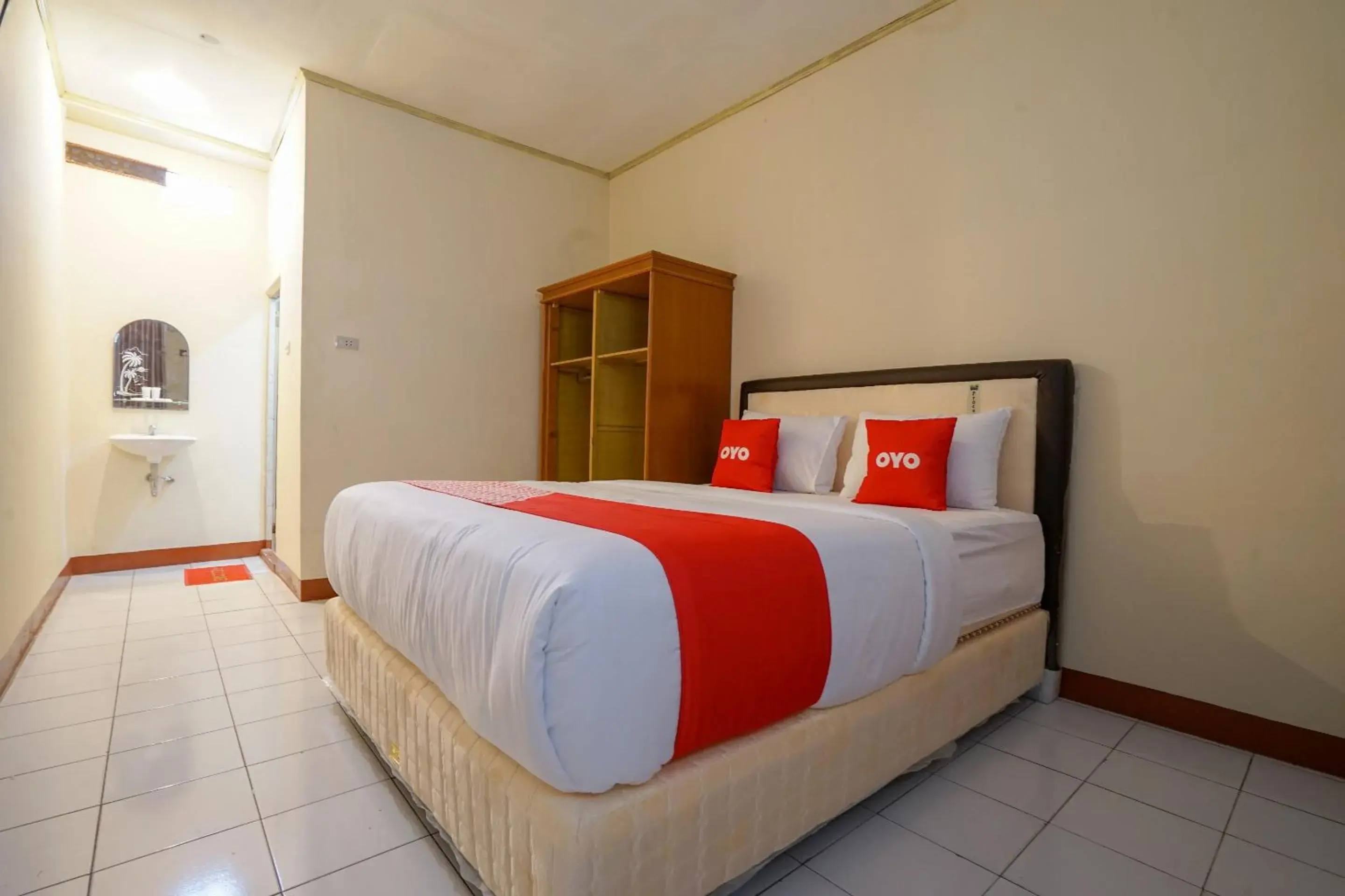 Bedroom, Bed in OYO 2177 Trikora Indah Residence