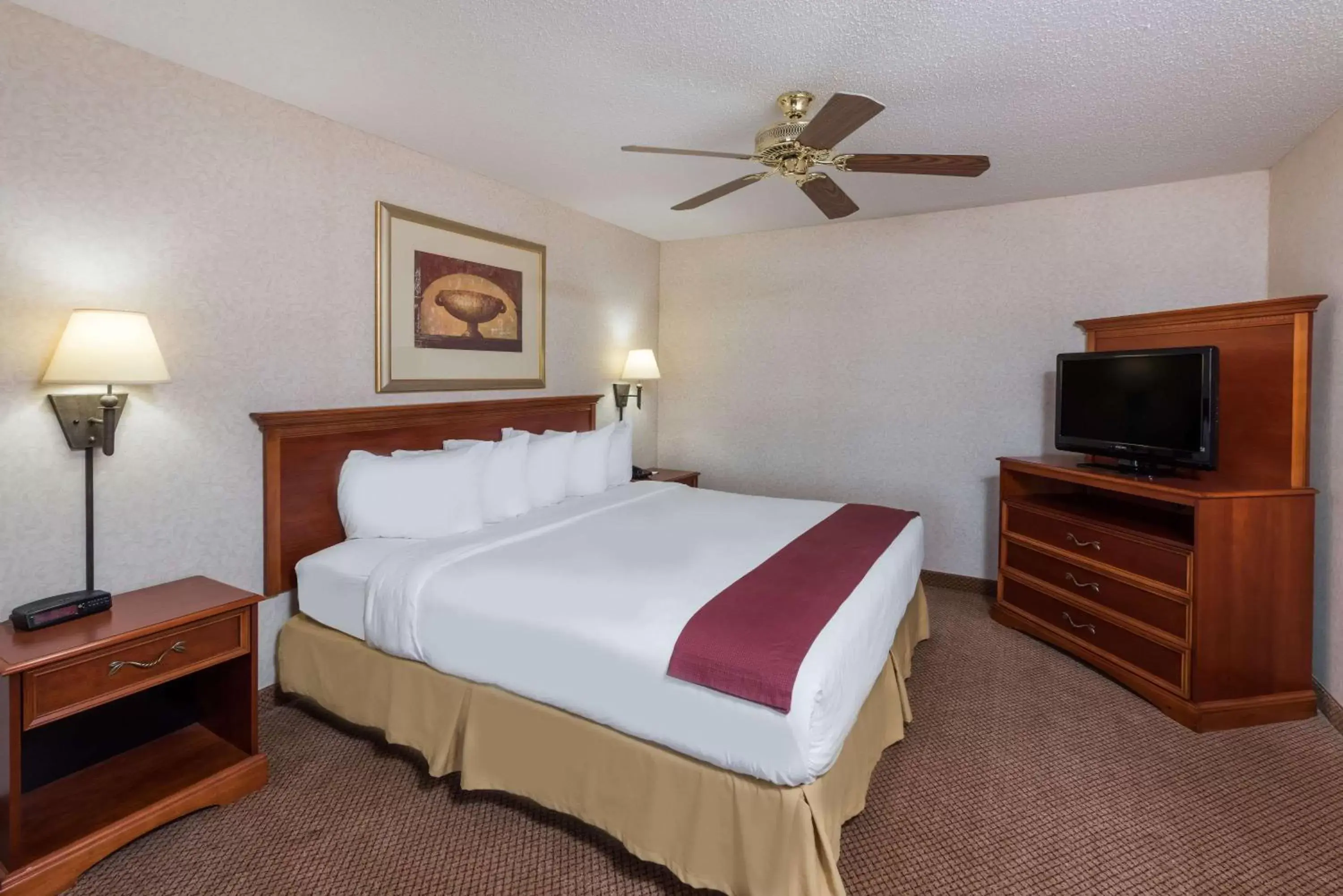 Photo of the whole room, Bed in Seasons Inn & Suites Highland