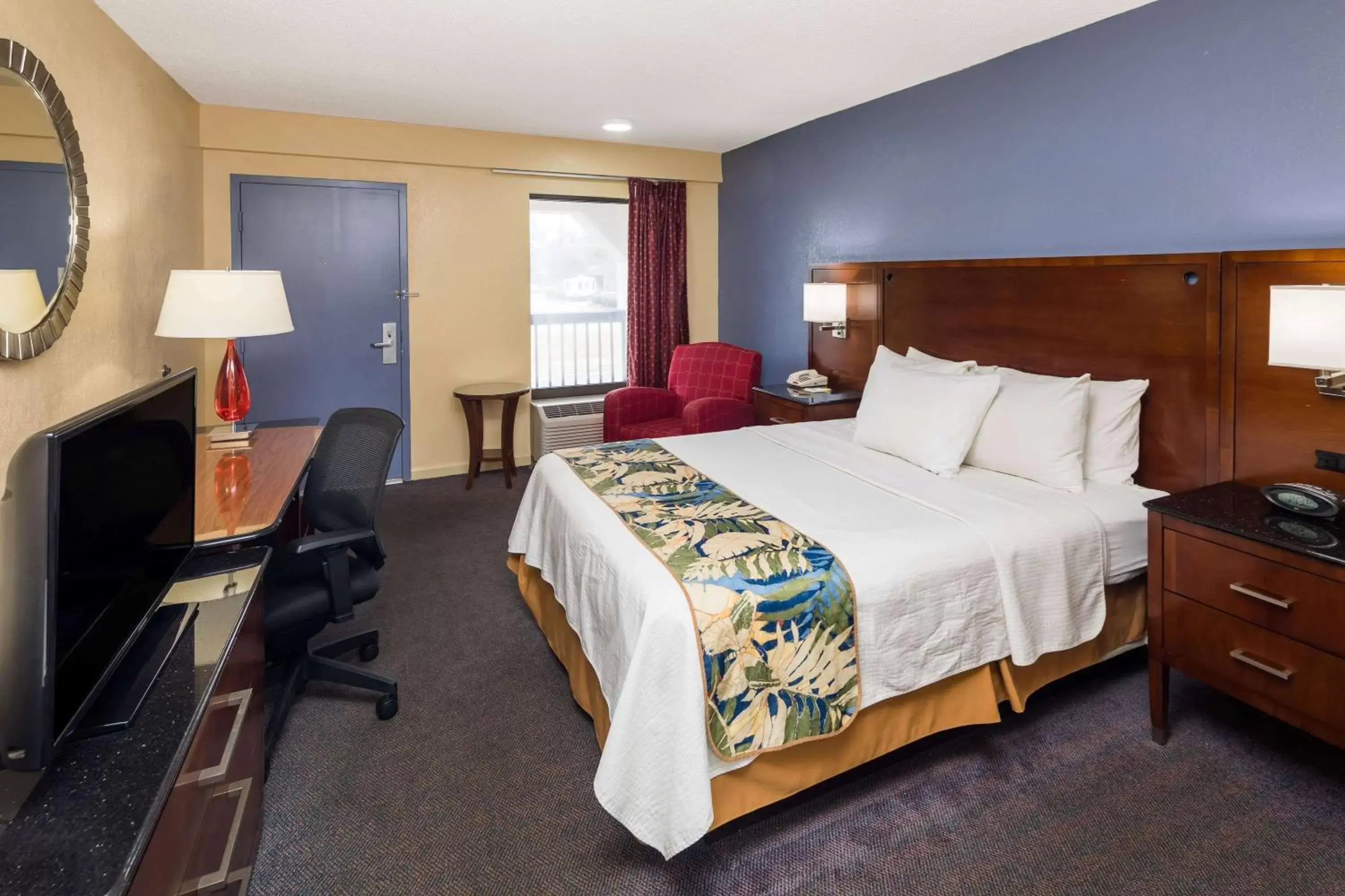 Photo of the whole room, Bed in Days Inn by Wyndham Walterboro
