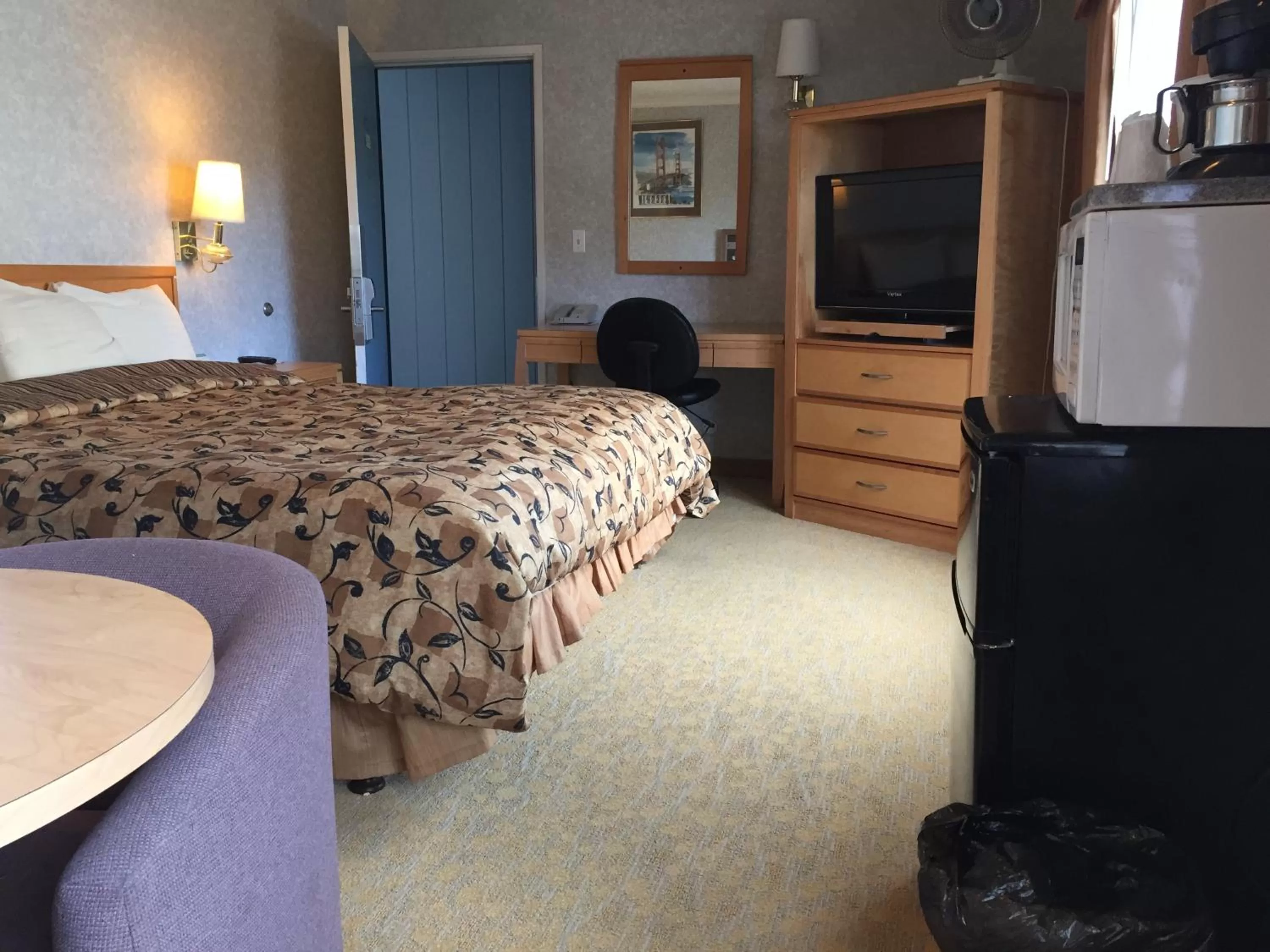 Photo of the whole room, Bed in Castle Inn