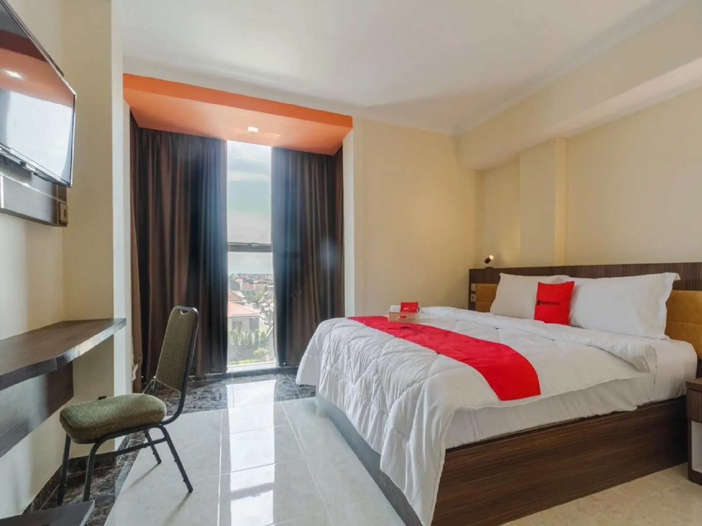 Bedroom, Bed in RedDoorz Plus at Boulevard Panakkukang Makassar Bedroom, Bed in RedDoorz Plus at Boulevard Panakkukang Makassar