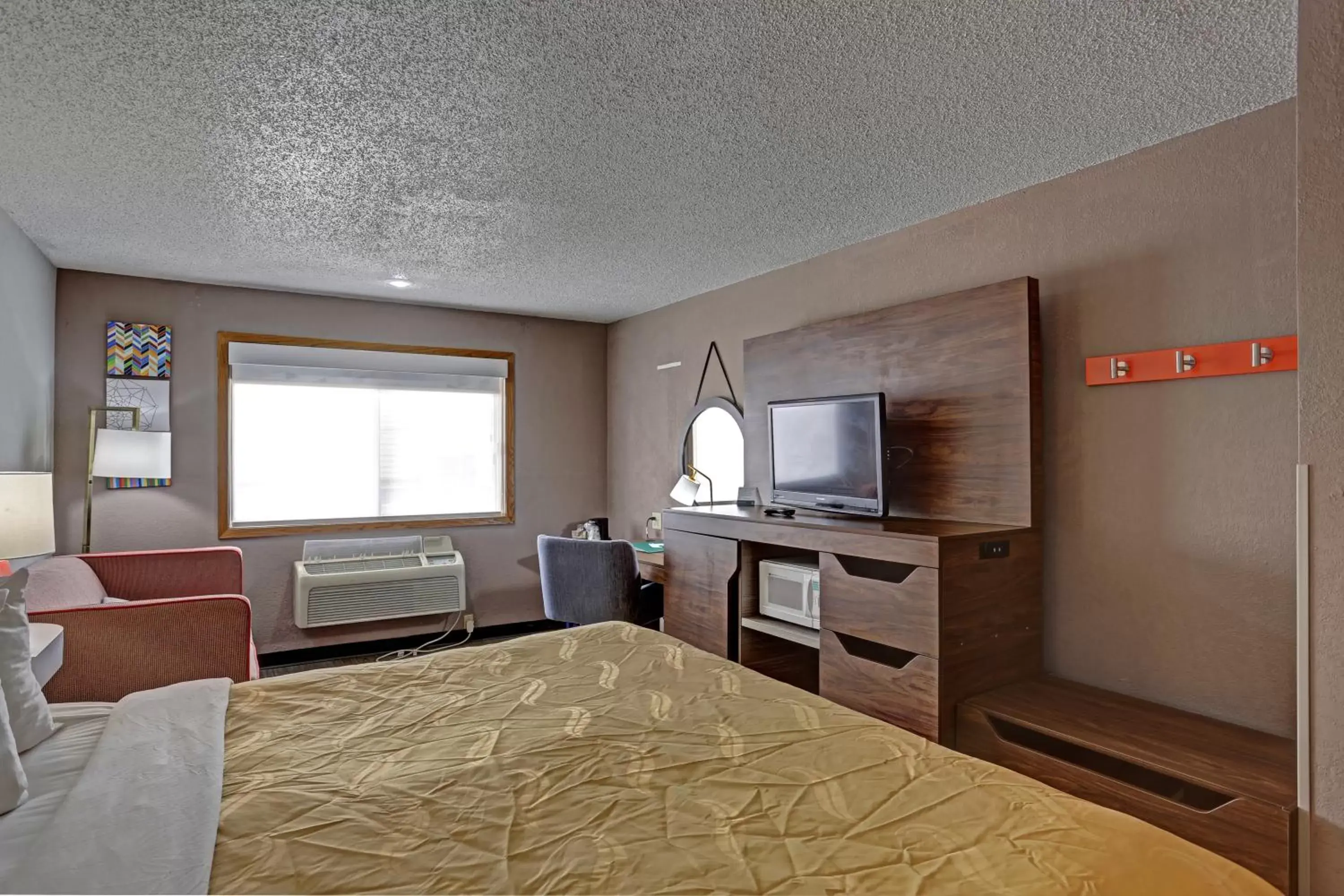 Bedroom, TV/Entertainment Center in Quality Inn Pierre-Fort Pierre