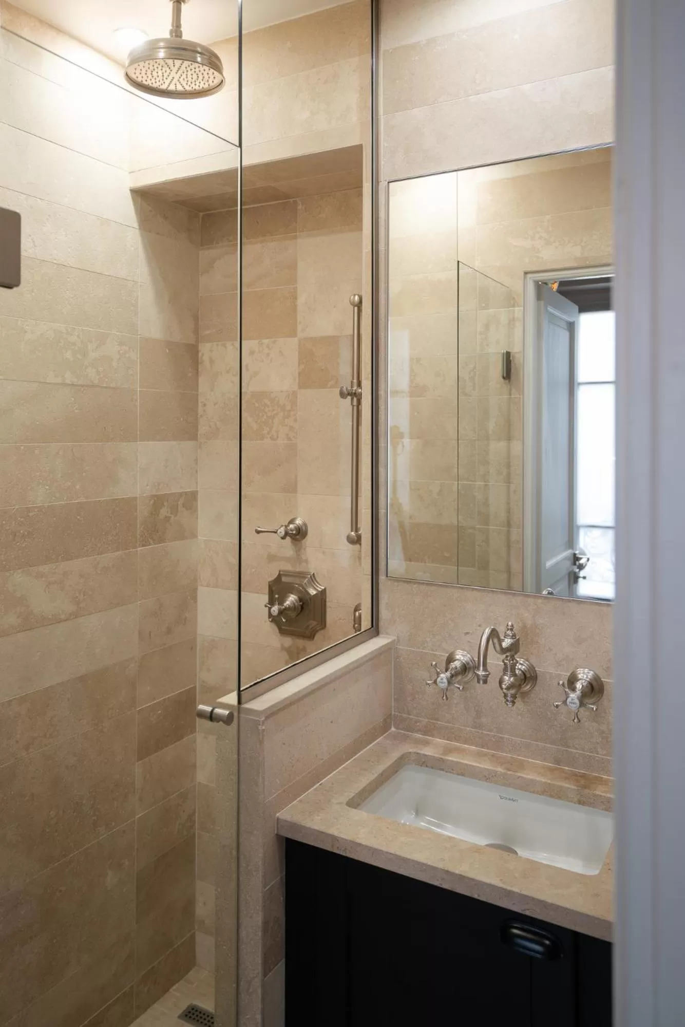Shower in Hotel Saint-Louis en L'Isle - Notre-Dame