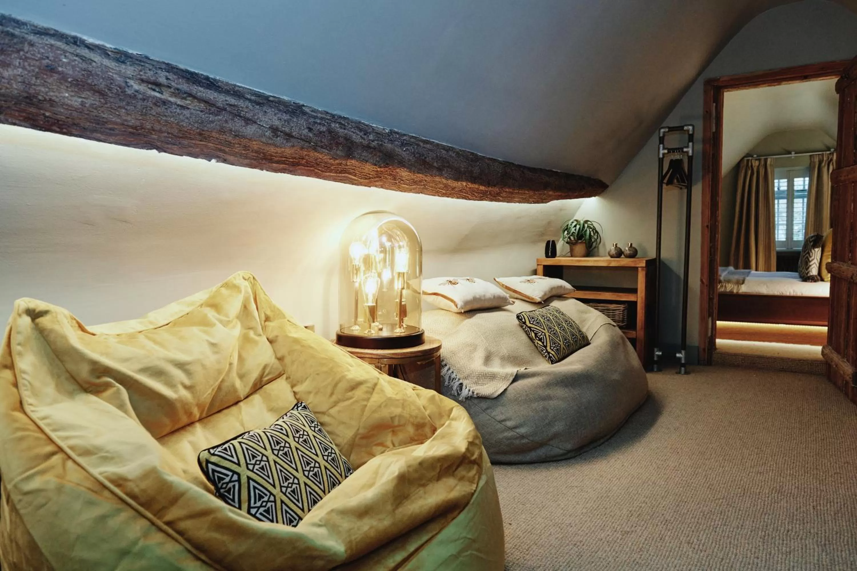 Seating area, Bed in Kings Arms - Egham-Windsor