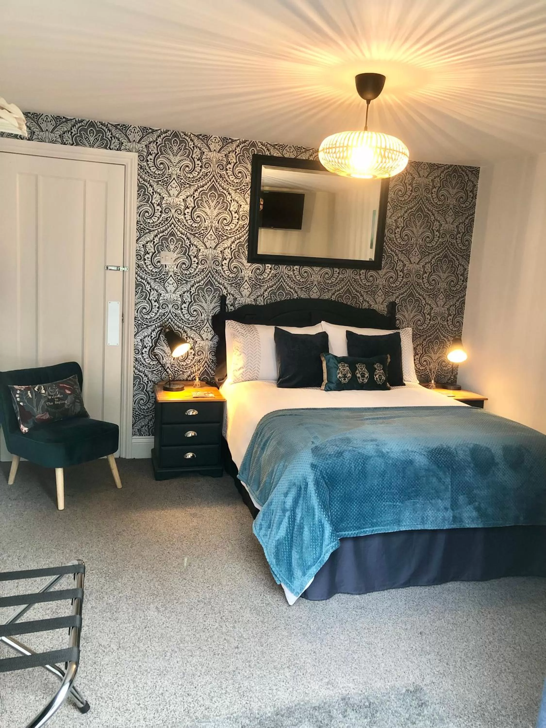 Seating area, Bed in The Sapling