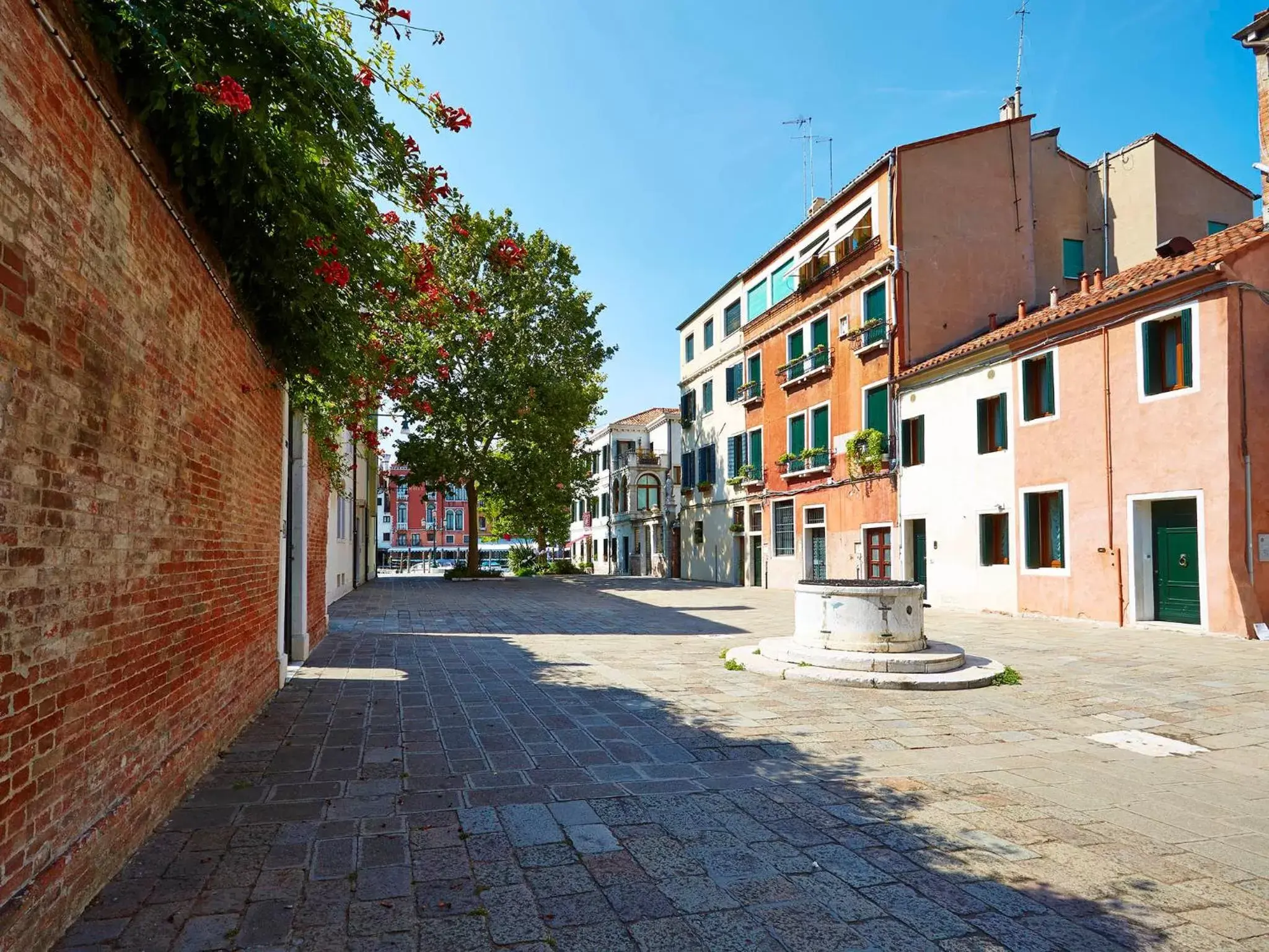 Facade/entrance, Property Building in Canal Grande