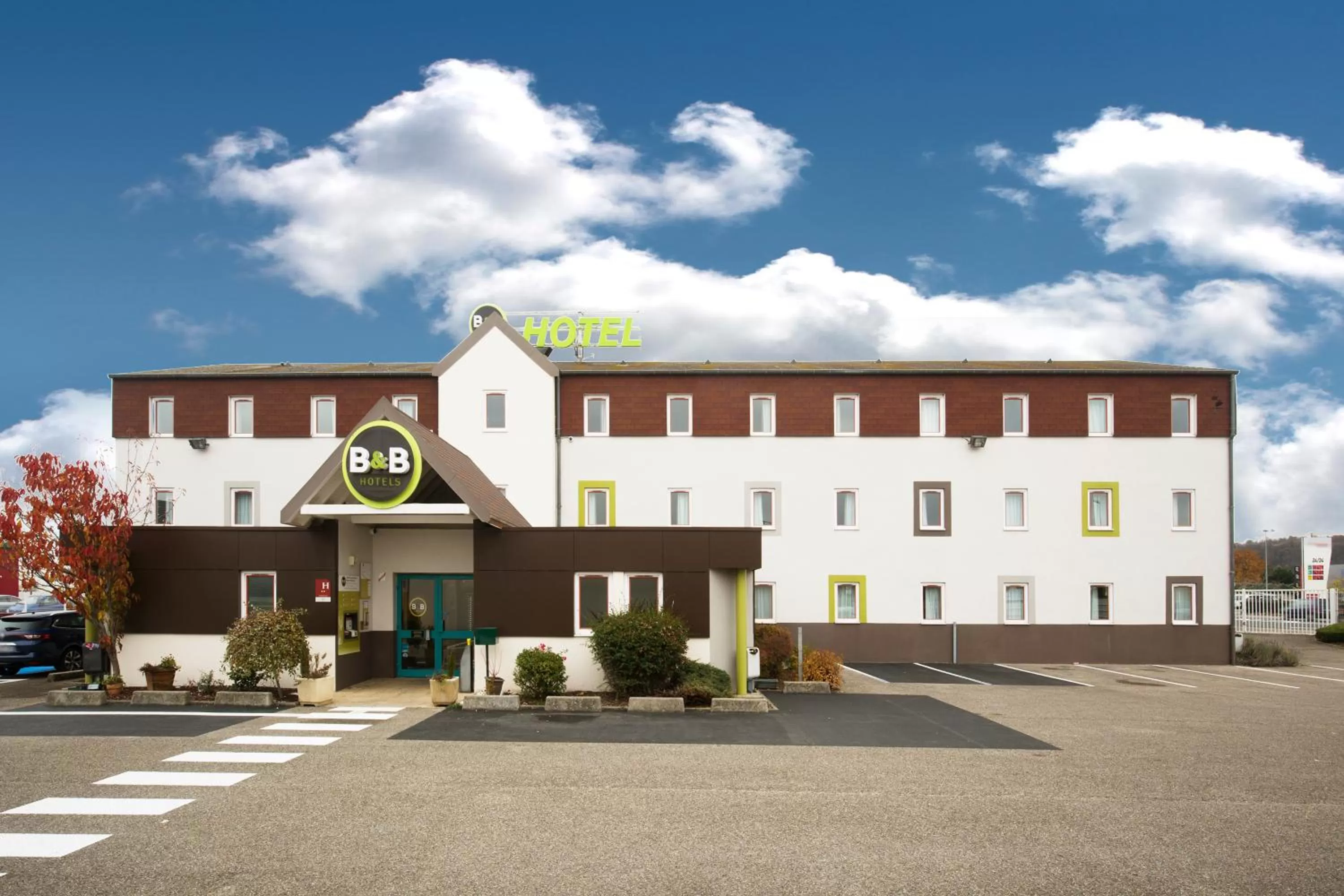 Facade/entrance in B&B HOTEL Lyon Saint-Bonnet Mi-Plaine