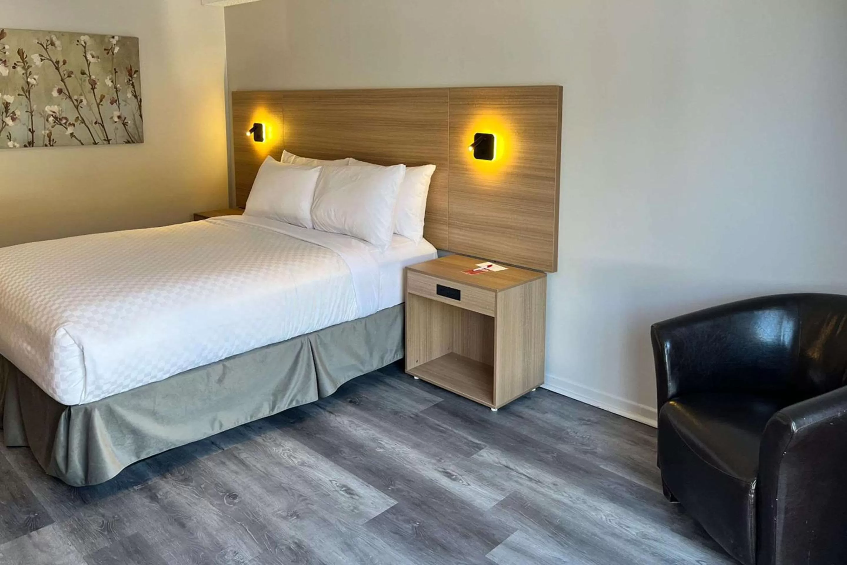 Bedroom, Bed in Econo Lodge Airport Quebec