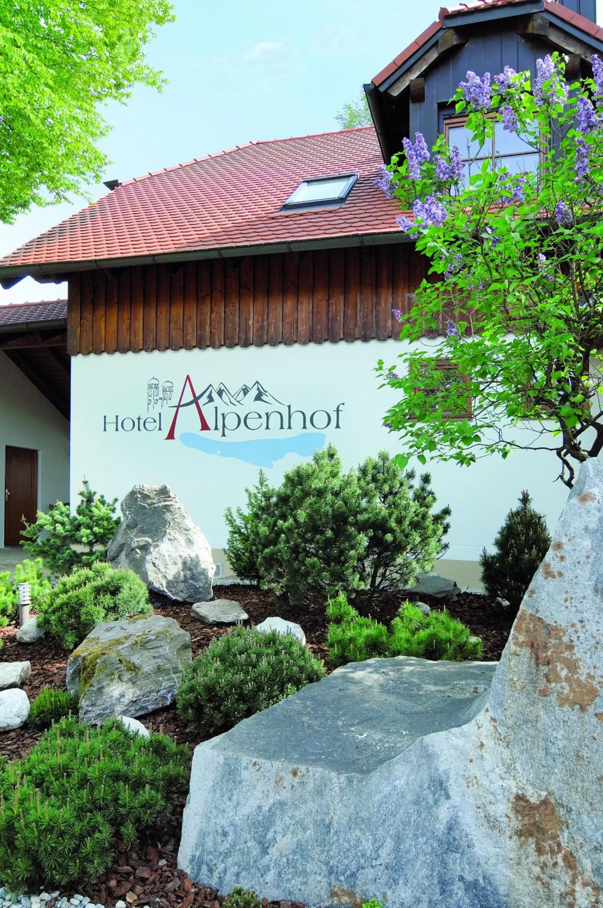 Facade/entrance in Hotel Alpenhof - ruhige Wohlfühloase zwischen München, dem Fünf-Seenland und den Bergen, in S-Bahnnähe