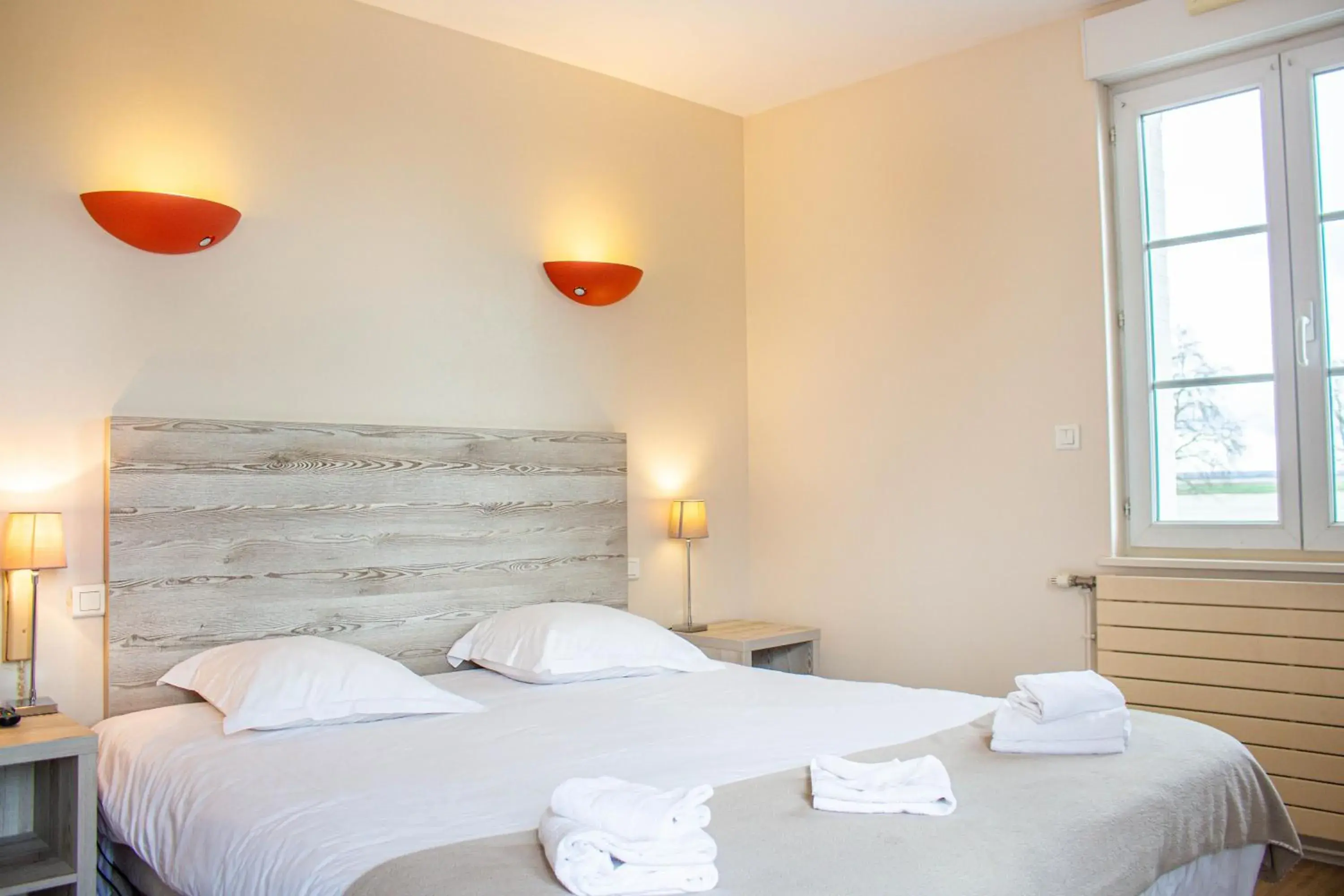 Bedroom, Bed in Hotel du Port et des Bains