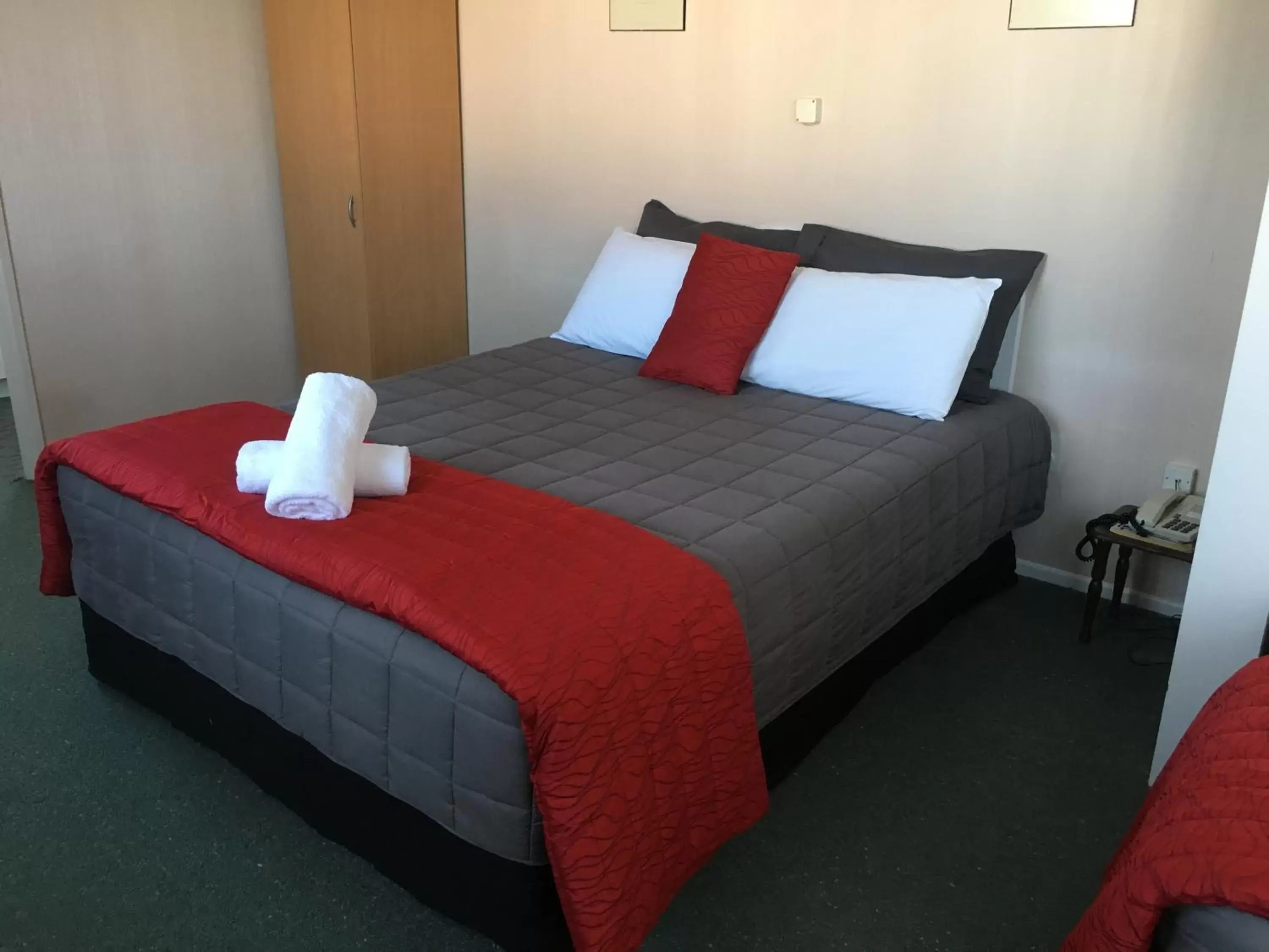 Bed in Ascot Oamaru Motel