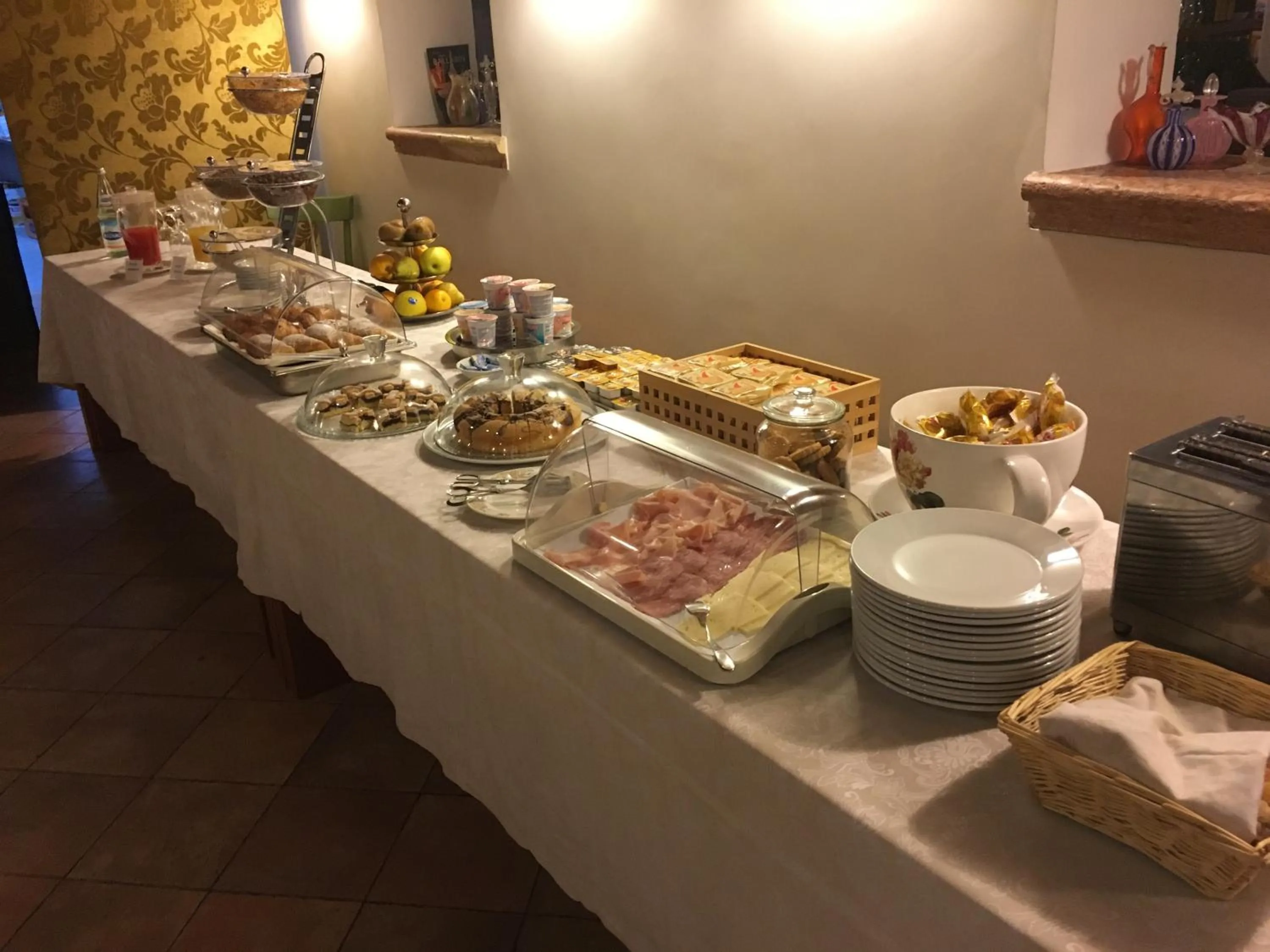 Restaurant/places to eat in Hotel 5 Colonne