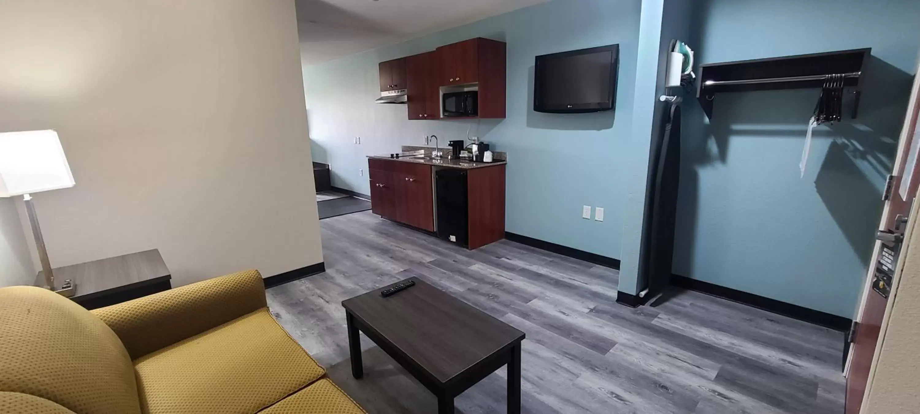 Living room, Seating Area in Super 8 by Wyndham Lubbock West