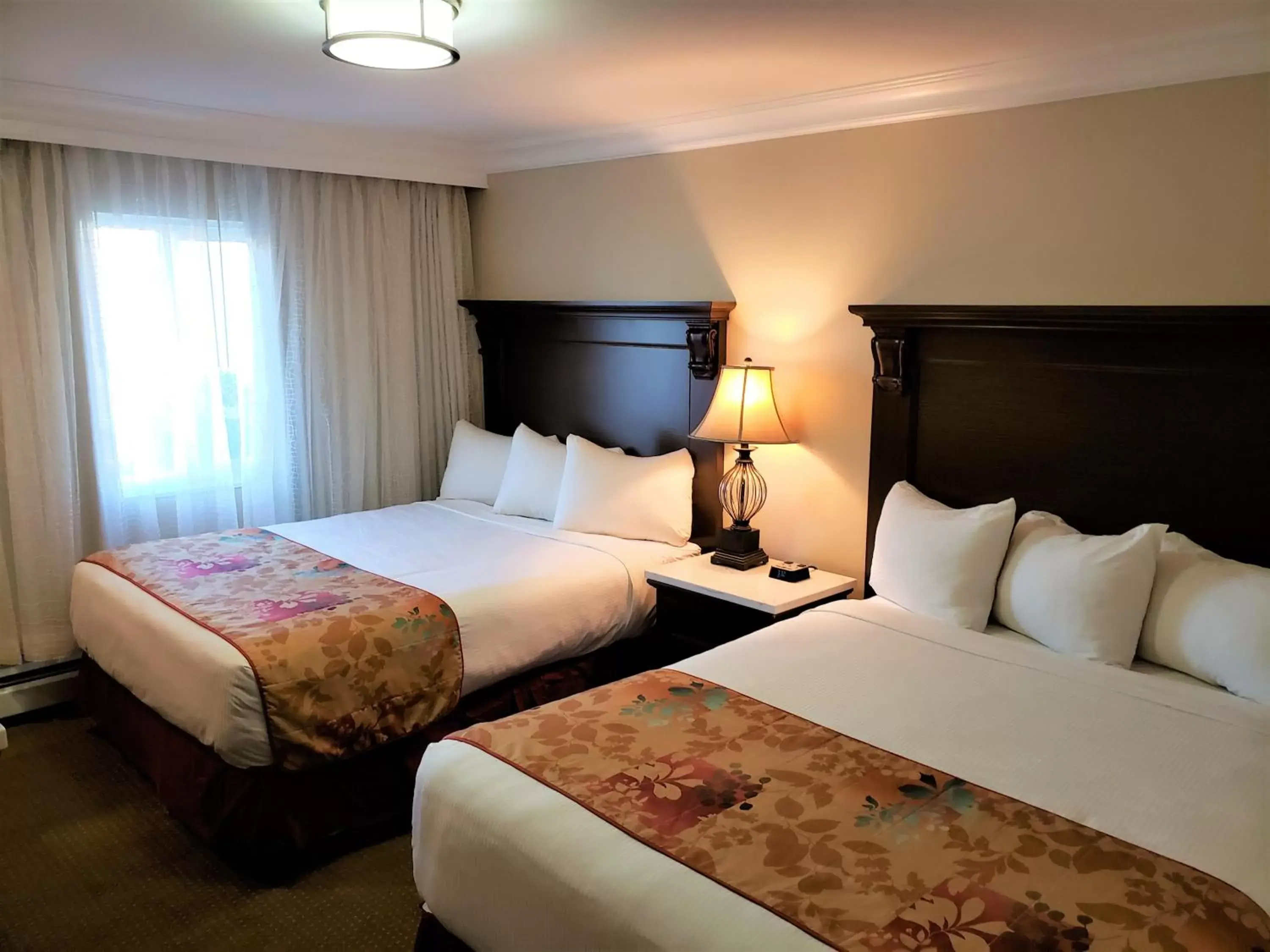 Bedroom, Bed in Arbutus Inn