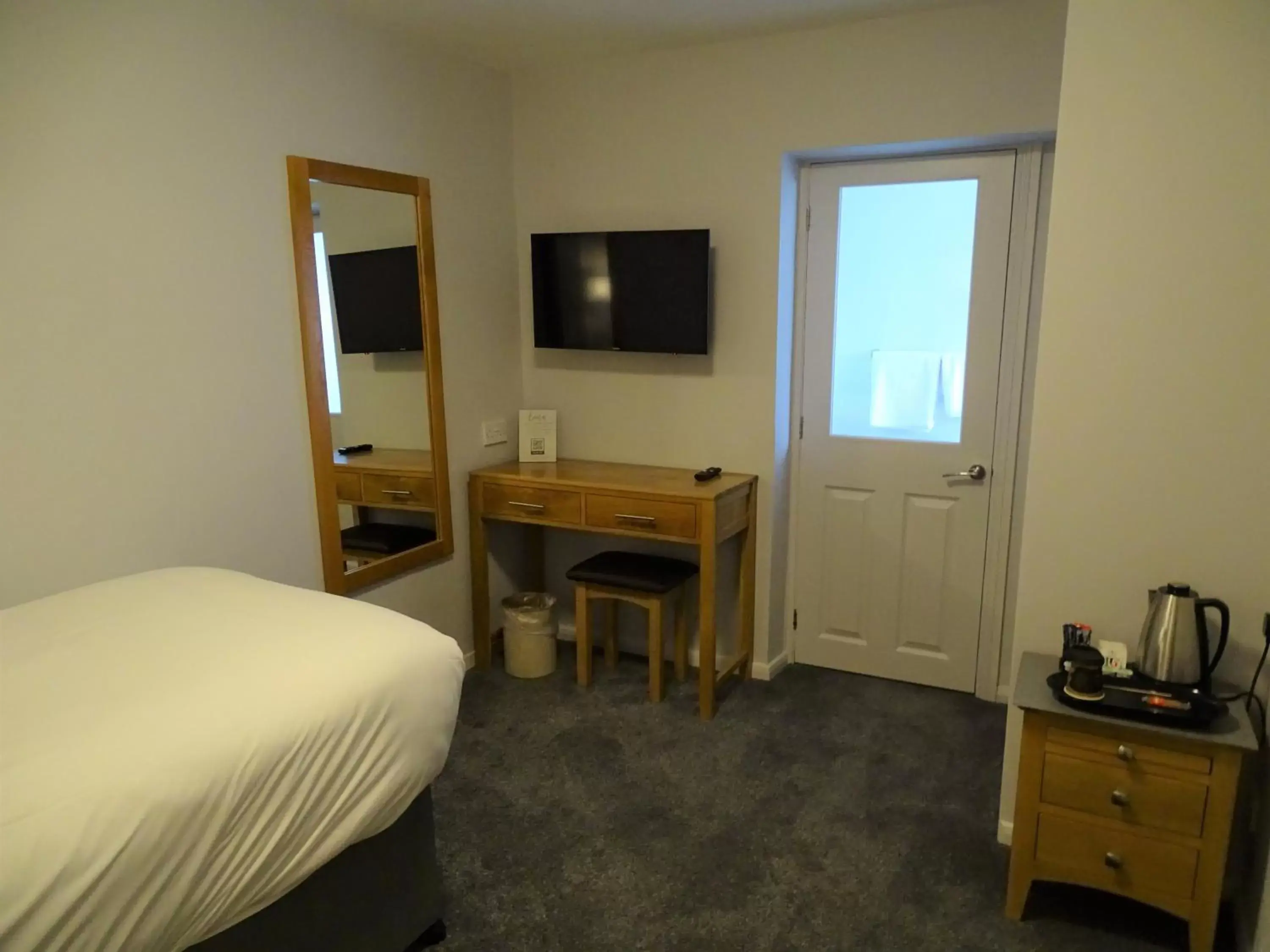Bedroom, TV/Entertainment Center in The Beeches Hotel & Leisure Club
