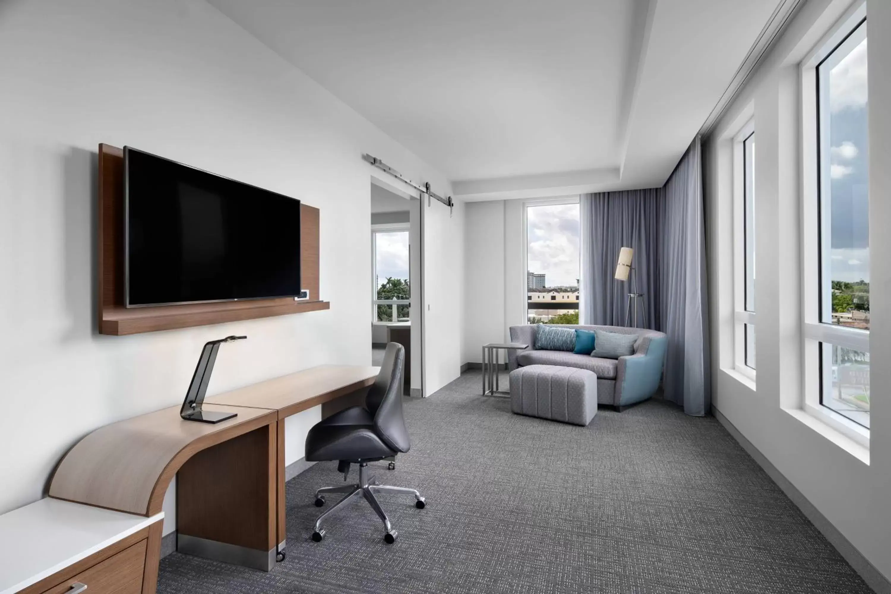 Living room, TV/Entertainment Center in Courtyard by Marriott Delray Beach