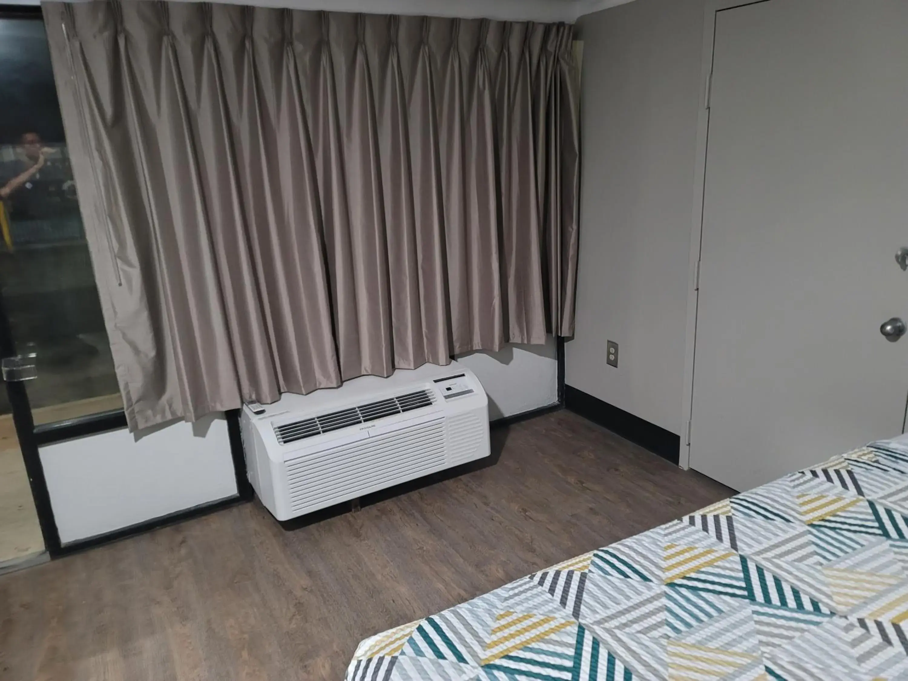 Property building, Bed in Studio 6 Suites Hinesville, GA Property building, Bed in Studio 6 Suites Hinesville, GA