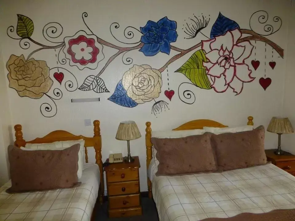 Bedroom, Bed in Woodlands Hotel