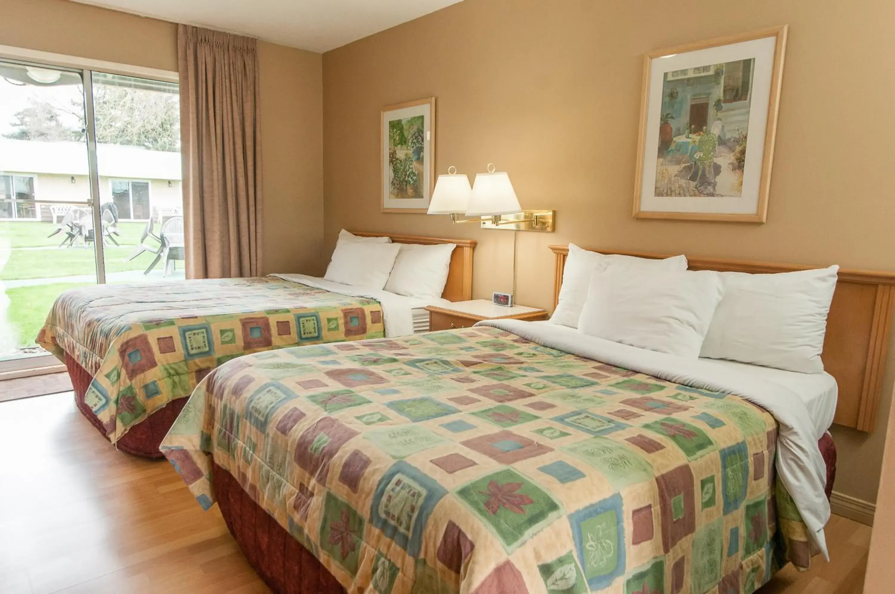 Bedroom, Bed in Okanagan Seasons Resort