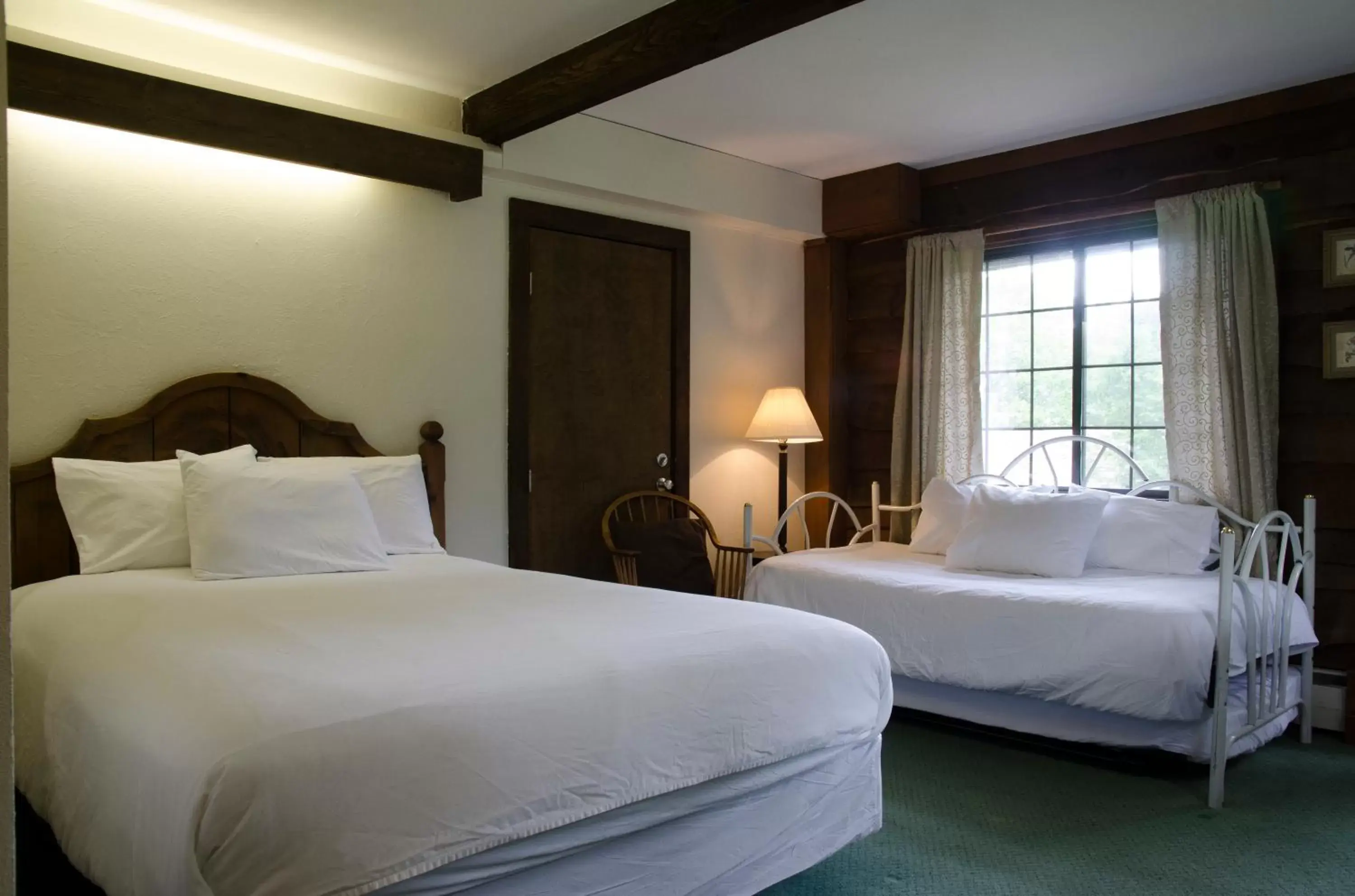 Deluxe Queen Room in Summit Lodge Deluxe Queen Room in Summit Lodge