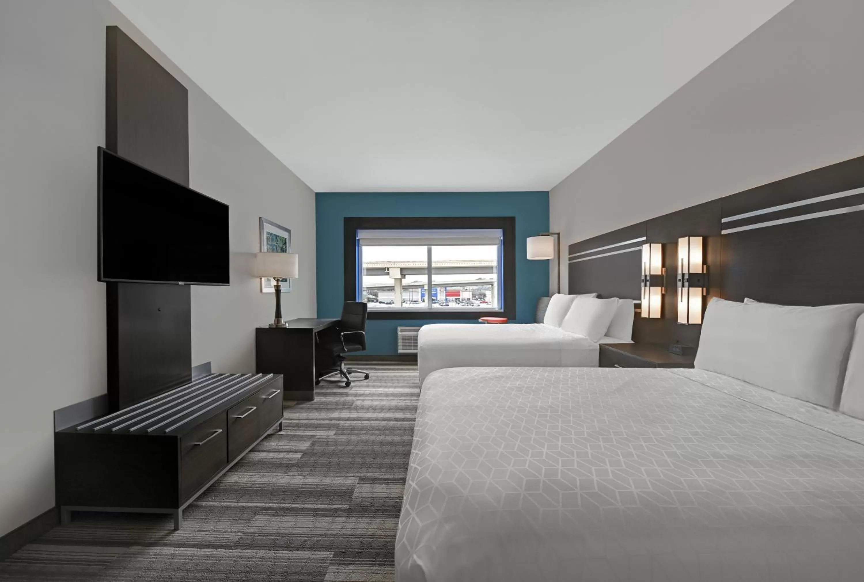 Photo of the whole room, Bed in Holiday Inn Express & Suites Memorial – CityCentre by IHG
