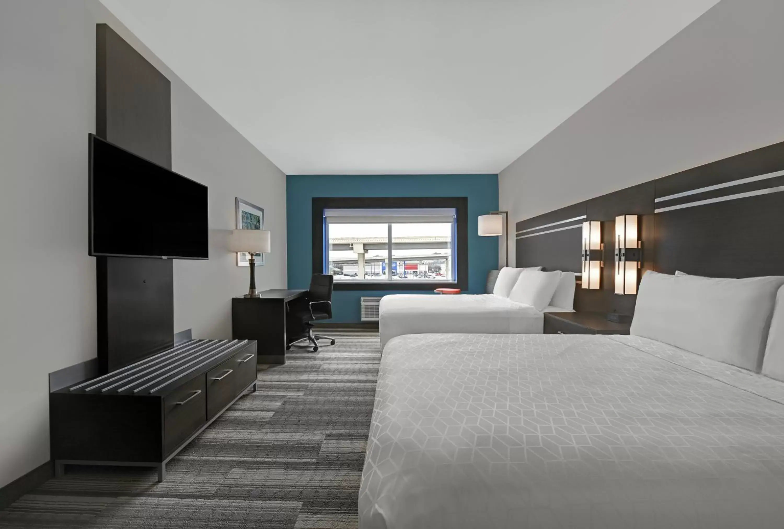 Photo of the whole room, TV/Entertainment Center in Holiday Inn Express & Suites Memorial – CityCentre, an IHG Hotel